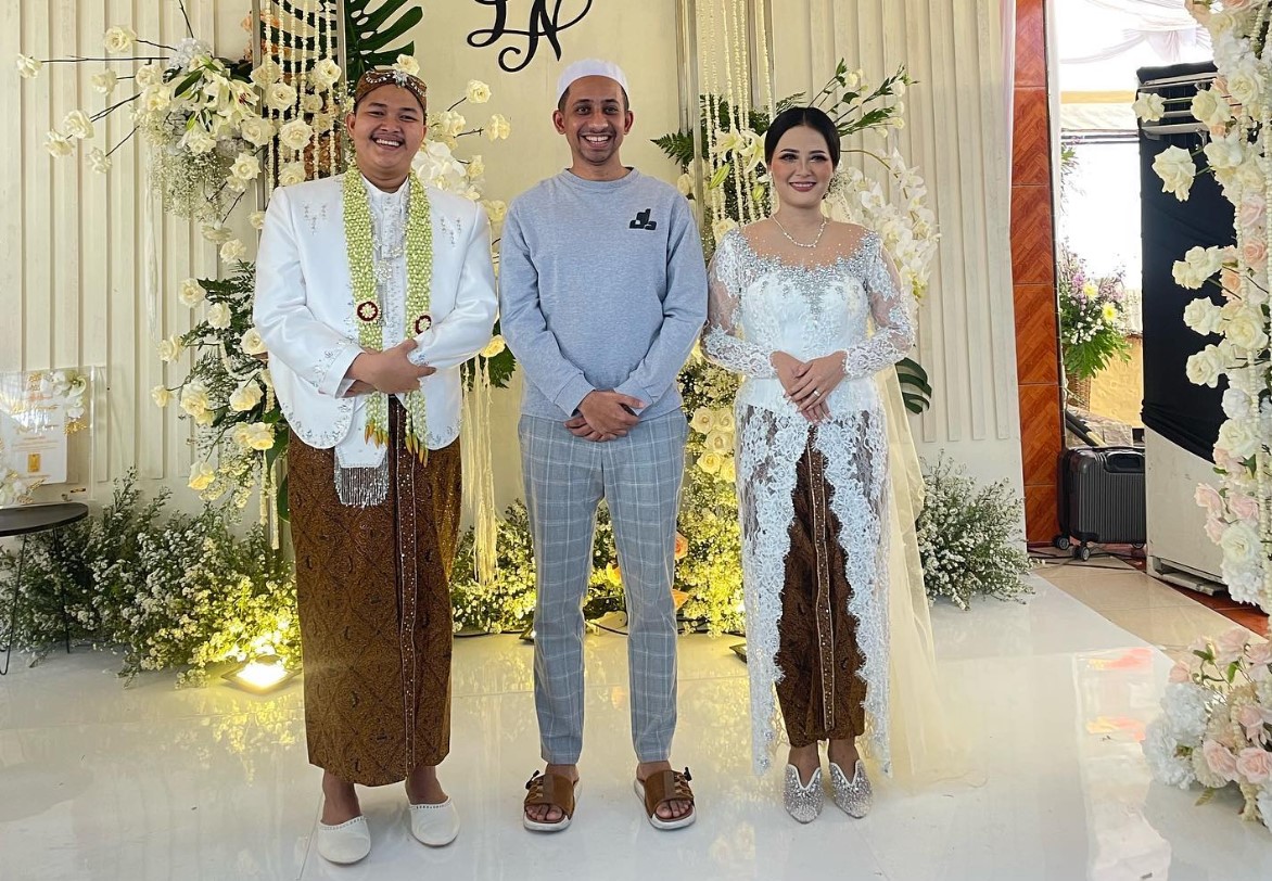 SELAMAT: Husein Ja&rsquo;far Al Hadar atau yang akrab disapa Habib Jafar memberi ucapan selamat untuk Nopek Novian dan Yulia Lorena. (INSTAGRAM HABIB JAFAR)