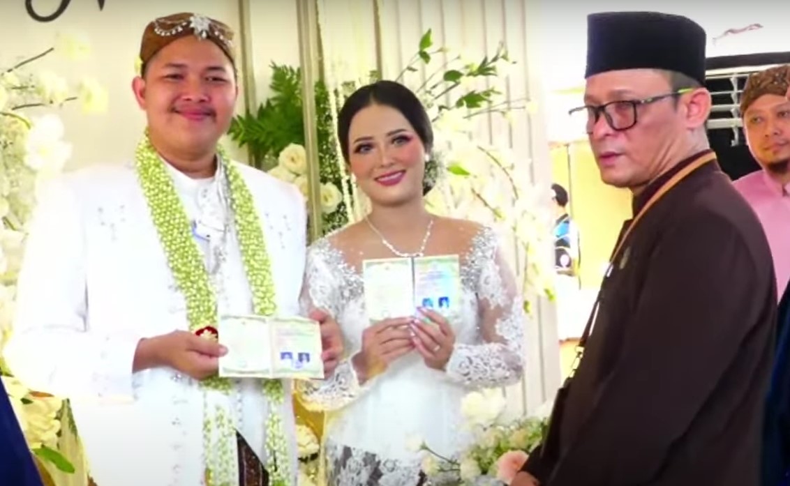 SAH: Komika Nopek Novian resmi menikahi Yulia Lorena, Senin (9/10). (OFFICIAL YOUTUBE NOPEK NOVIAN)