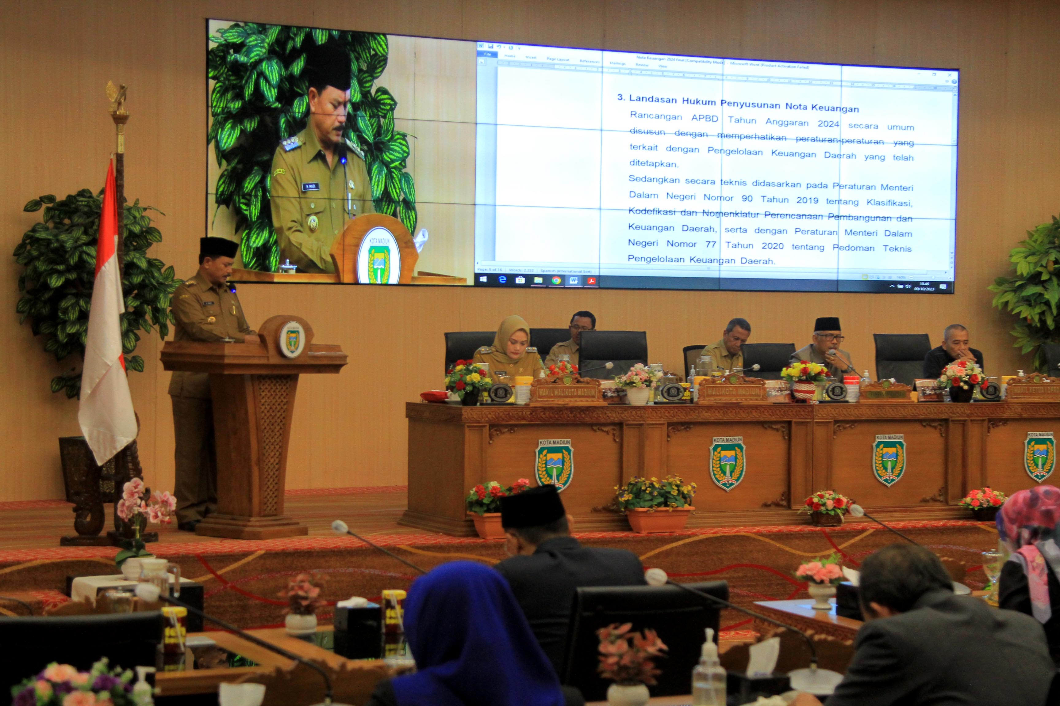 REALISTIS: Wali Kota Maidi menyampaikan nota keuangan atas raperda tentang APBD 2024 Kota Madiun dalam rapat paripurna di gedung DPRD setempat kemarin (9/10). (BAGAS BIMANTARA/RADAR MADIUN)
