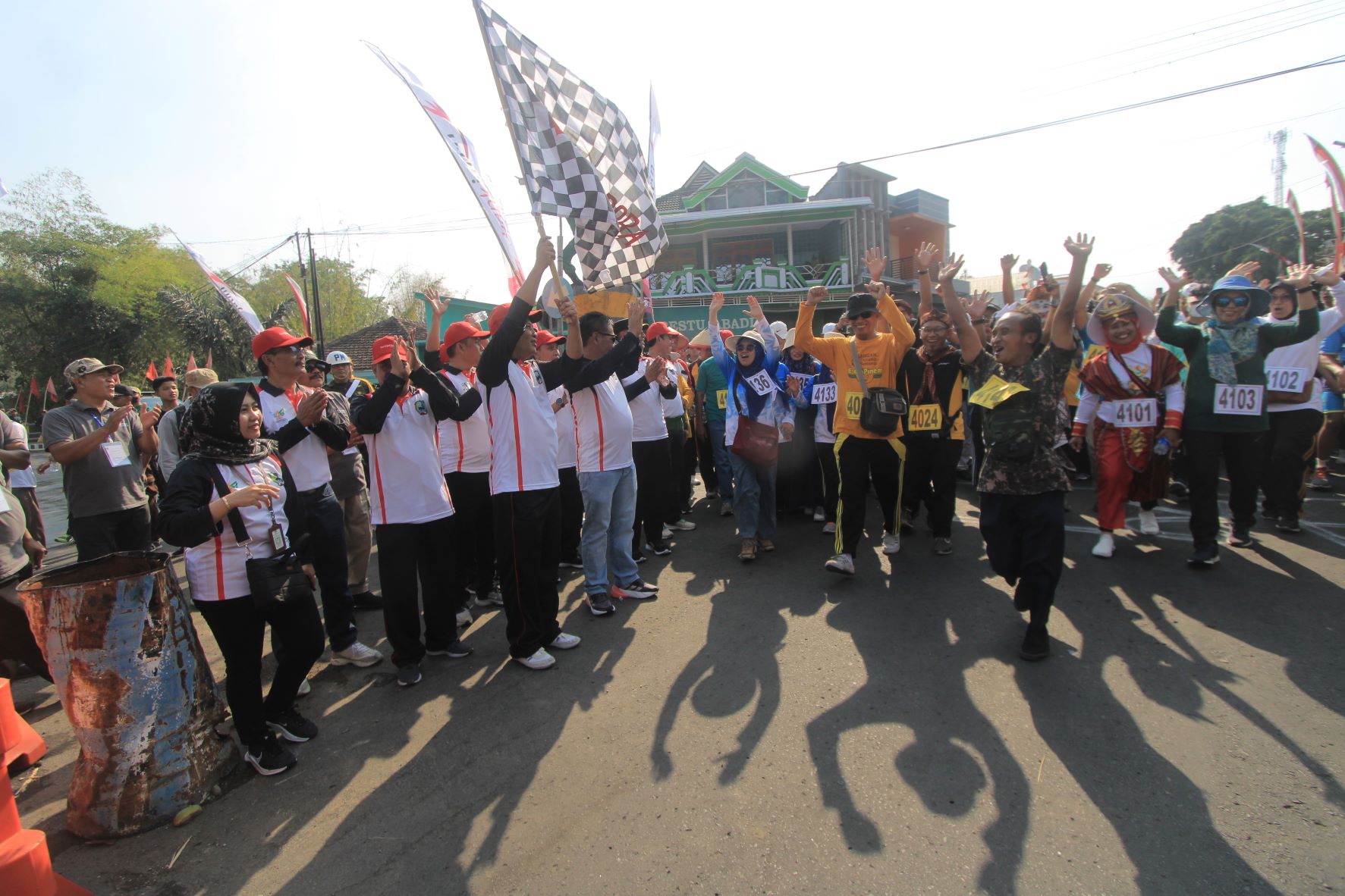 ANTUSIAS: Pj Bupati Magetan Hergunadi memberangkatkan ribuan peserta napak tilas Ngupatan di depan Koramil Parang kemarin.&nbsp;(AJI PUTRA/RADAR MAGETAN)