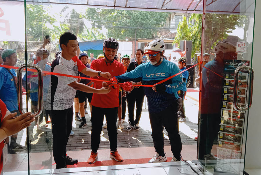 GRAND OPENING: Launching The New Rodalink Madiun dimeriahkan kegiatan gowes yang diikuti 200 peserta. (ELIN RESTIYANI/JAWA POS RADAR MADIUN)