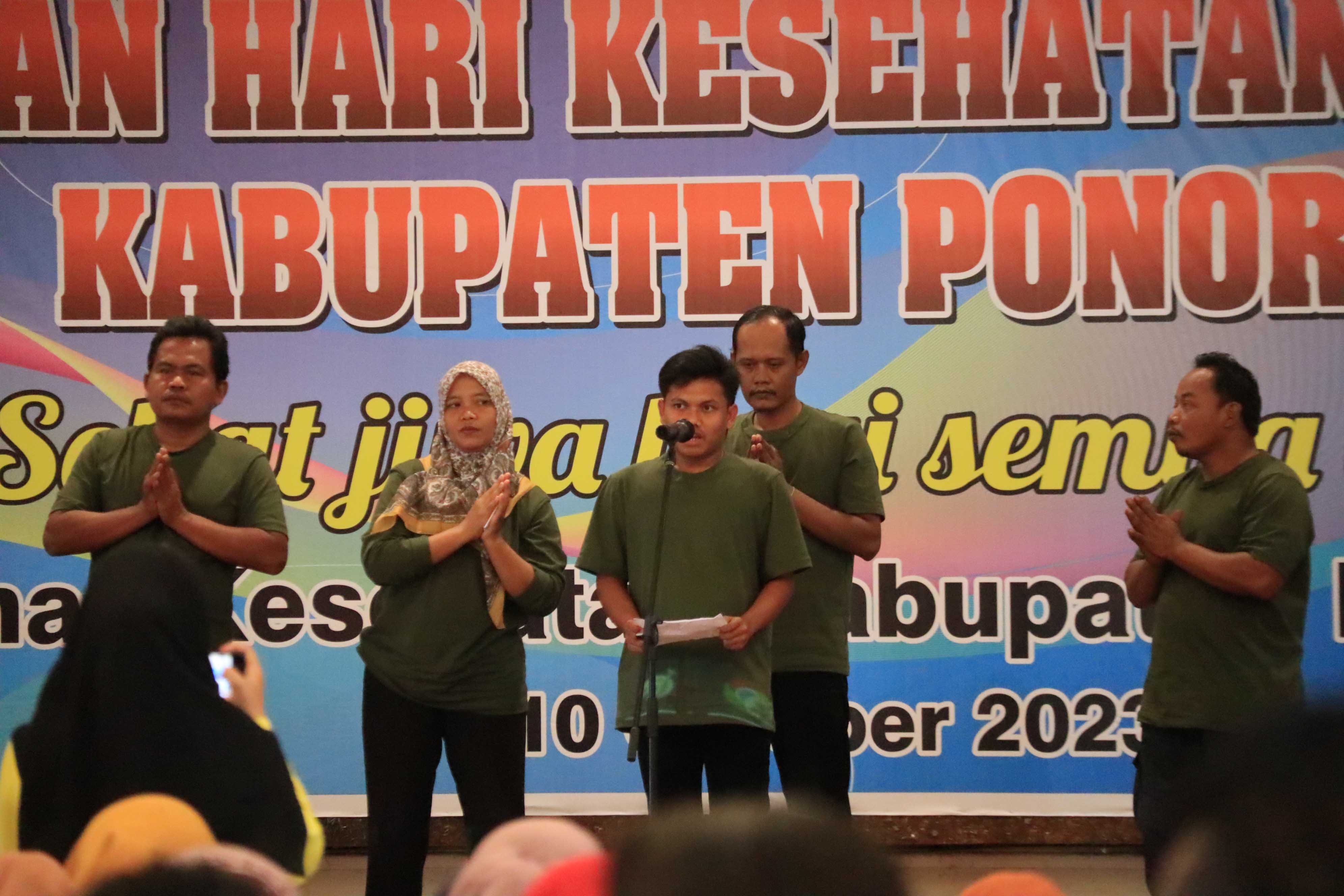 BISA SEMBUH: Penyintas ODGJ di Ponorogo menampilkan pertunjukan teatrikal saat peringatan Hari Kesehatan Mental Dunia di Gedung Sasana Praja kemarin (10/10).&nbsp;(SUGENG DWI N./JAWA POS RADAR PONOROGO)