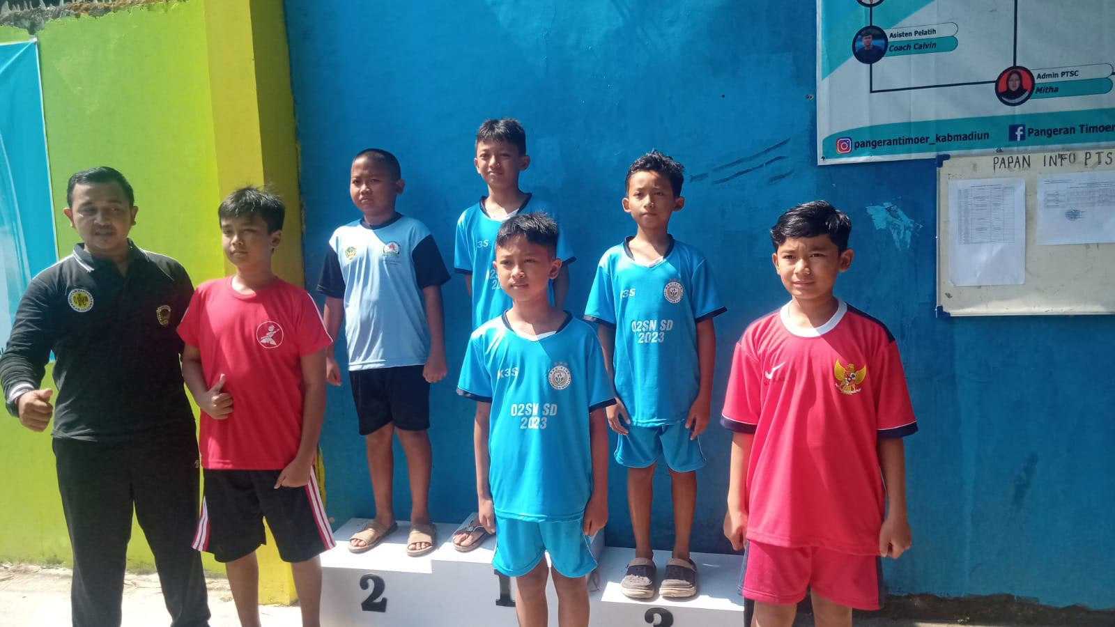 BANGGA: Siswa SDN Purworejo 01 Nabil Arjuna Rizqullah Chariri saat menerima piala dalam lomba O2SN Kabupaten Madiun. (SDN PURWOREJO 01)