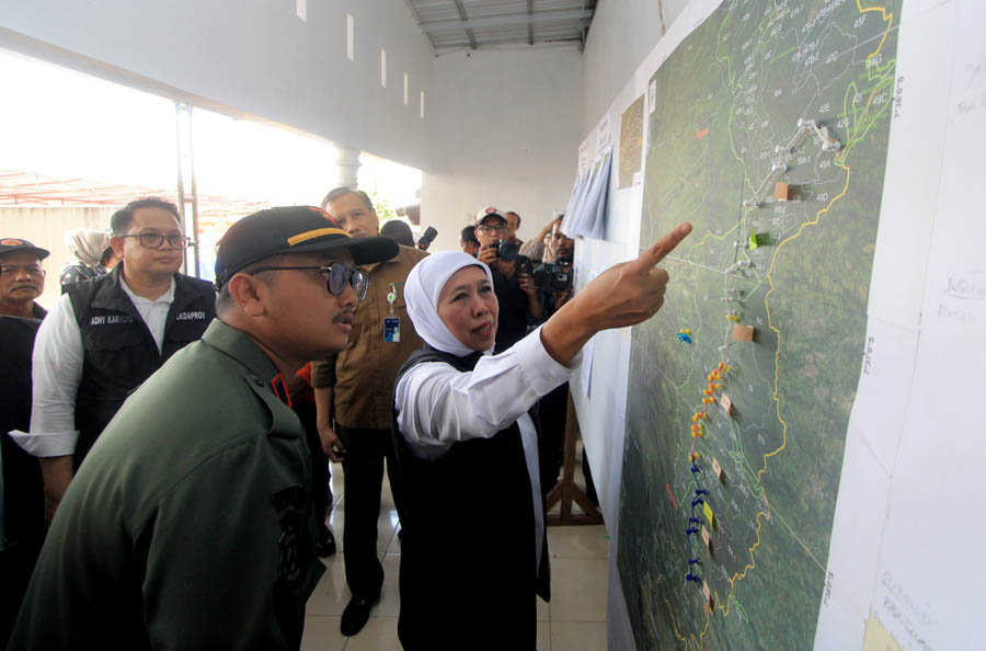 SERIUS: Gubernur Jatim Khofifah Indar Parawansa saat mendatangi posko penanganan karhutla Gunung Lawu di Desa Ngiliran, Panekan, kemarin (10/10). (AJI PUTRA/JAWA POS RADAR MAGETAN)