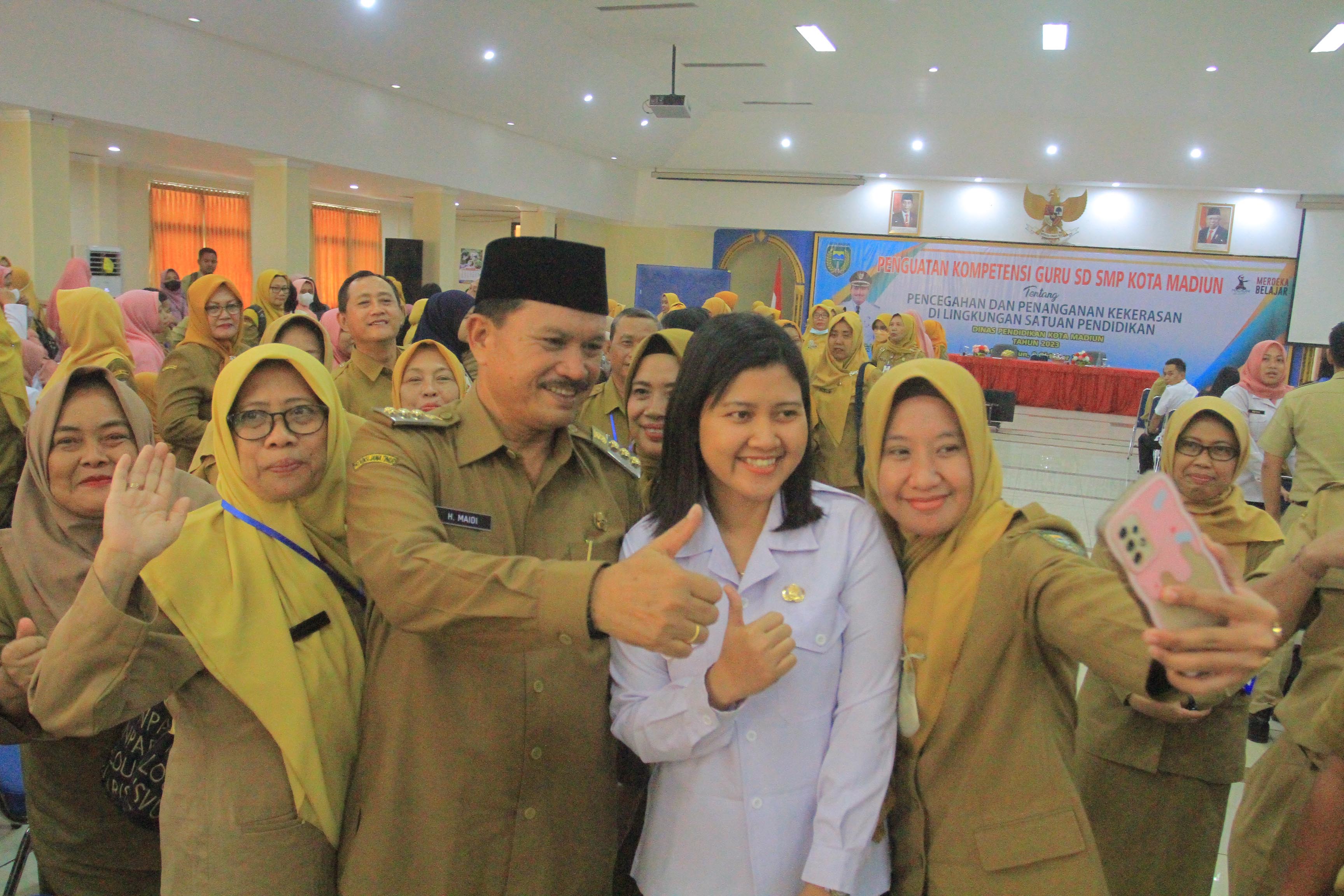 KUATKAN MENTAL: Wali Kota Maidi memberi arahan dalam acara penguatan kompetensi guru SD-SMP tentang pencegahan dan penanganan kekerasan pelajar di sekolah, Senin (9/10). (BAGAS BIMANTARA/RADAR MADIUN)