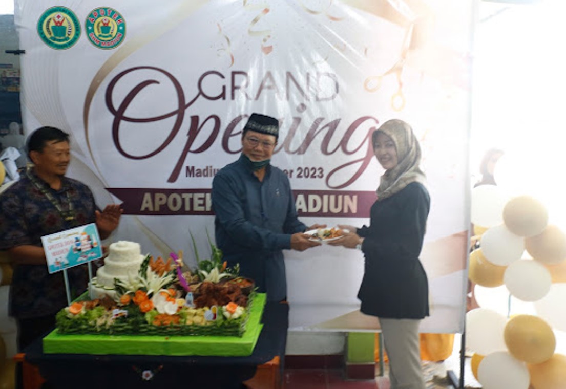 SIMBOLIS: Ketua Yayasan BHM Madiun Sumarni Ichsan memberikan nasi kuning kepada Ika Sutra Perwirahayu Aji Saputri.&nbsp;(ABRIANTO WIBOWO/RADAR MADIUN)