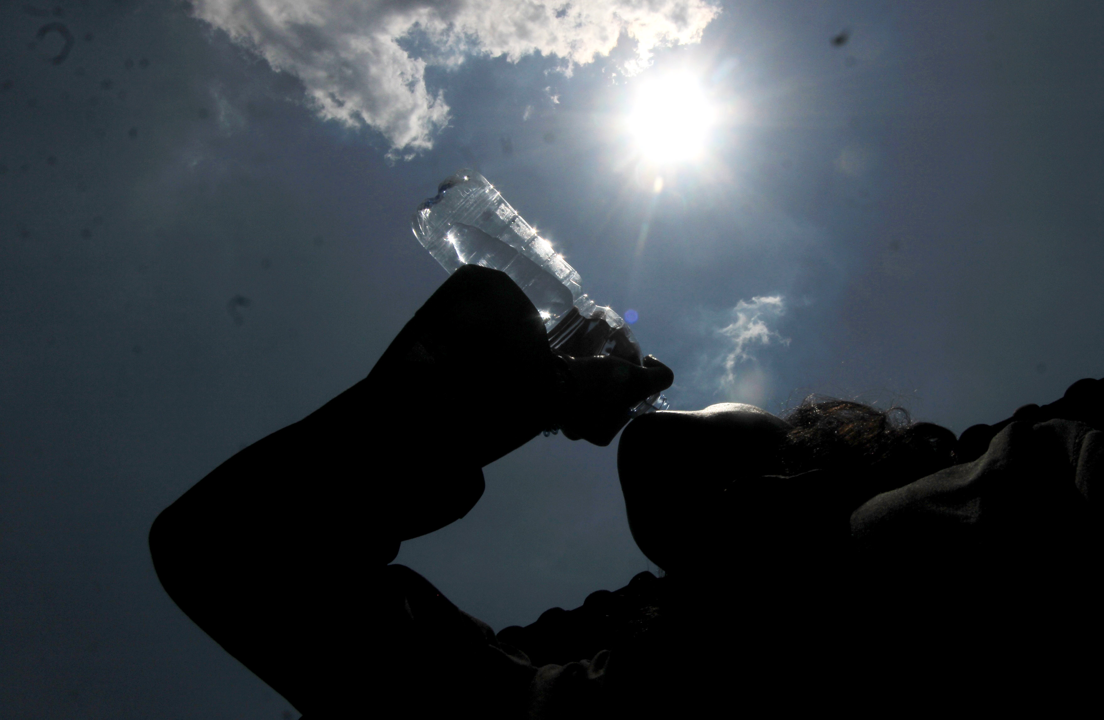 Ilustrasi foto : Cuaca panas melanda Magetan belakangan ini. Disarankan minum delapan gelas air putih sehari.&nbsp;(AJI PUTRA/JAWA POS RADAR MAGETAN)