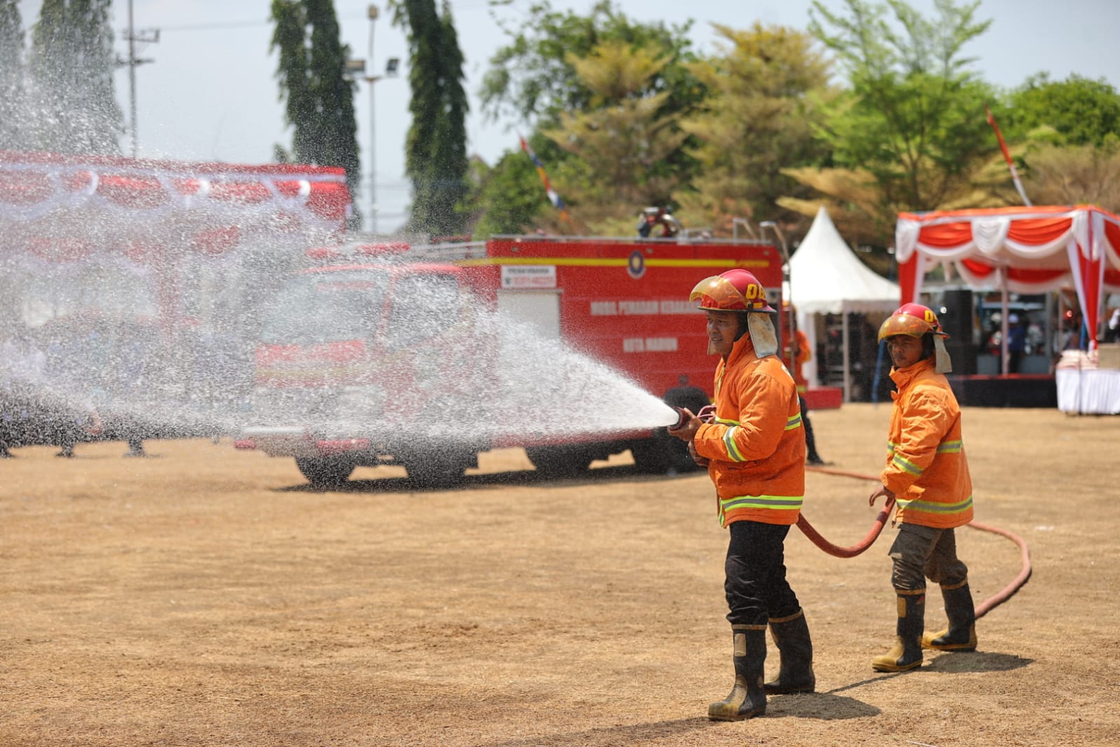 MITIGASI: Relawan KSB di wilayah Kecamatan Manguharjo saat melakukan simulasi penanggulangan bencana alam kemarin (10/10). (BAGAS BIMANTARA/RADAR MADIUN)