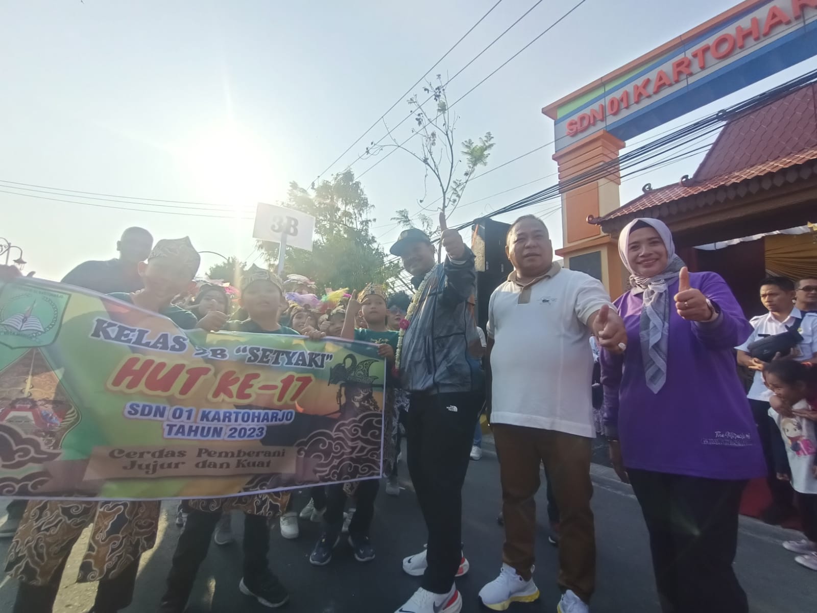 MERIAH: Wali Kota Madiun Maidi bersama dengan Kadindik Lismawati, dan Sukriyanto dalam acara HUT ke-17 SDN 01 Kartoharjo.