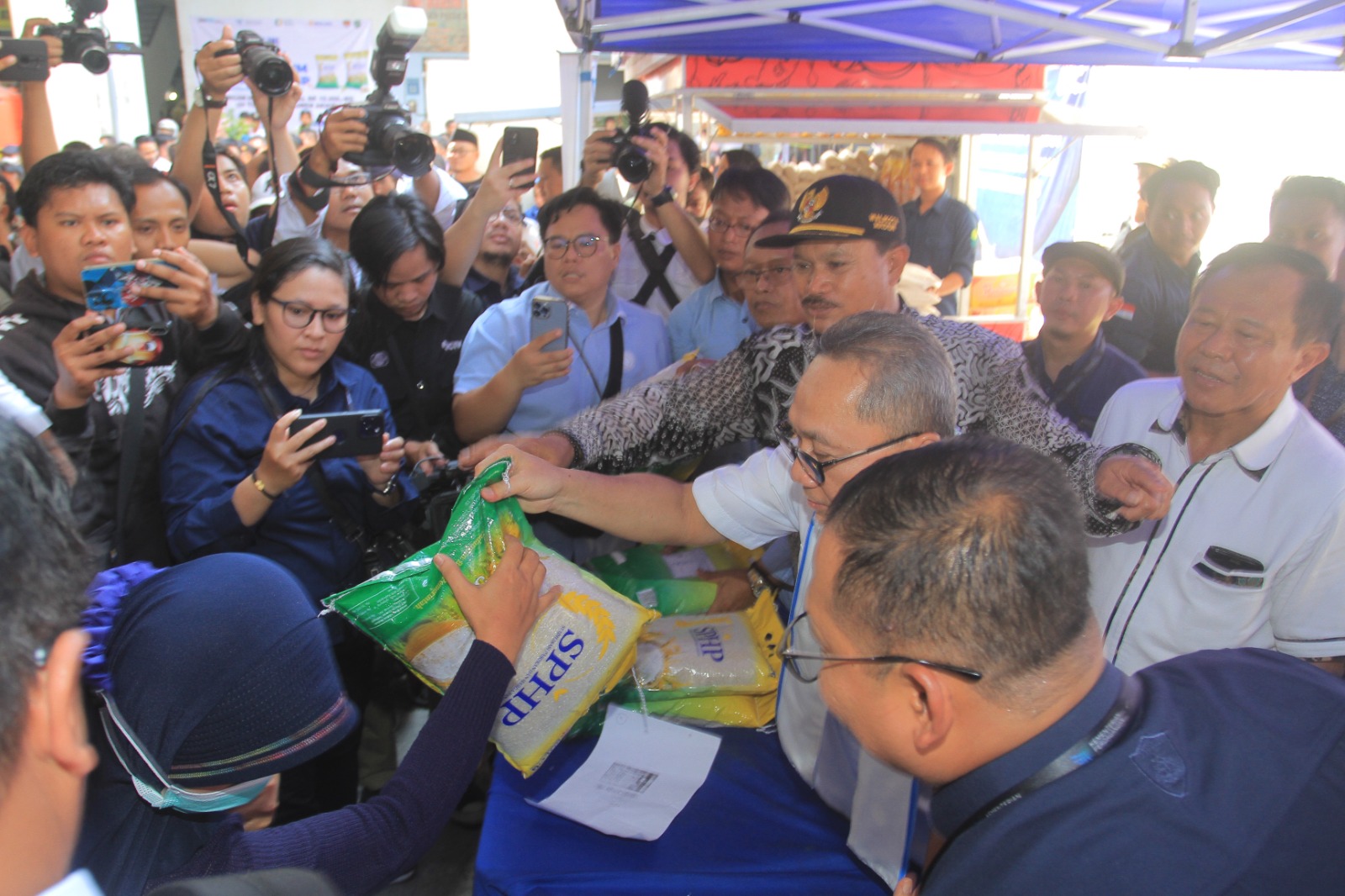 GRATIS: Wali Kota Madiun Maidi bersama dengan Mendag Zulkifli Hasan membagikan beras SPHP kepada warga di PBM, Rabu (11/10).