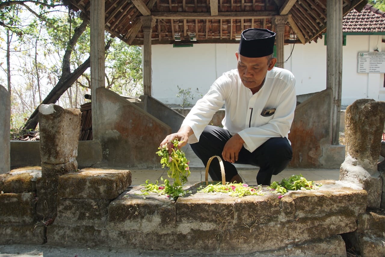 KHIDMAT: Suasana giat ziarah makam leluhur yang dilaksanakan pemkab dalam rangka HUT ke-348 Kabupaten Magetan.&nbsp;(PROKOPIM UNTUK RADAR MAGETAN)