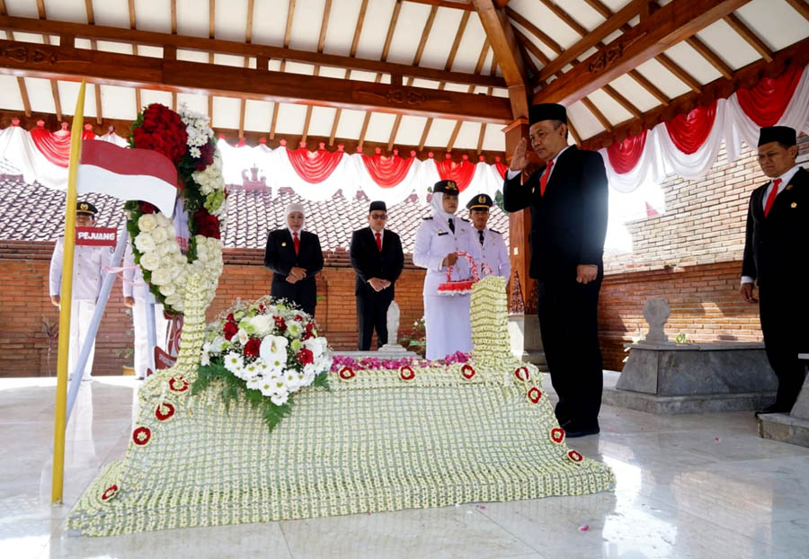 HIKMAT: Pj Bupati Magetan Hergunadi ziarah makam RMT Ario Soerjo bersama Gubernur Jawa Timur Khofifah Indar Parawansa kemarin. (PROKOPIM UNTUK RADAR MAGETAN