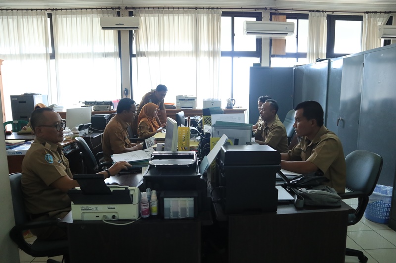 CEK-RICEK: Petugas BKPSDM Ponorogo melakukan pemantauan pada perpanjangan waktu pendaftaran seleksi PPPK.