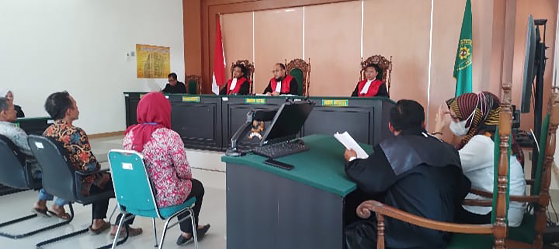 LANJUTAN: Suasana sidang perkara dugaan pembuangan bayi dengan terdakwa penyanyi hajatan HSP kembali digelar di PN Pacitan kemarin (10/10).&nbsp;(NUR CAHYONO/RADAR PACITAN)
