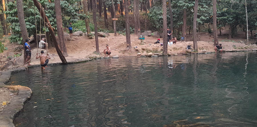 TEDUH: Wisata Sumber Nogo di Desa Ngrayudan, Jogorogo, Ngawi, menjadi pilihan masyarakat liburan saat musim kemarau. (ASEP SYAEFUL BACHRI/JAWA POS RADAR NGAWI)