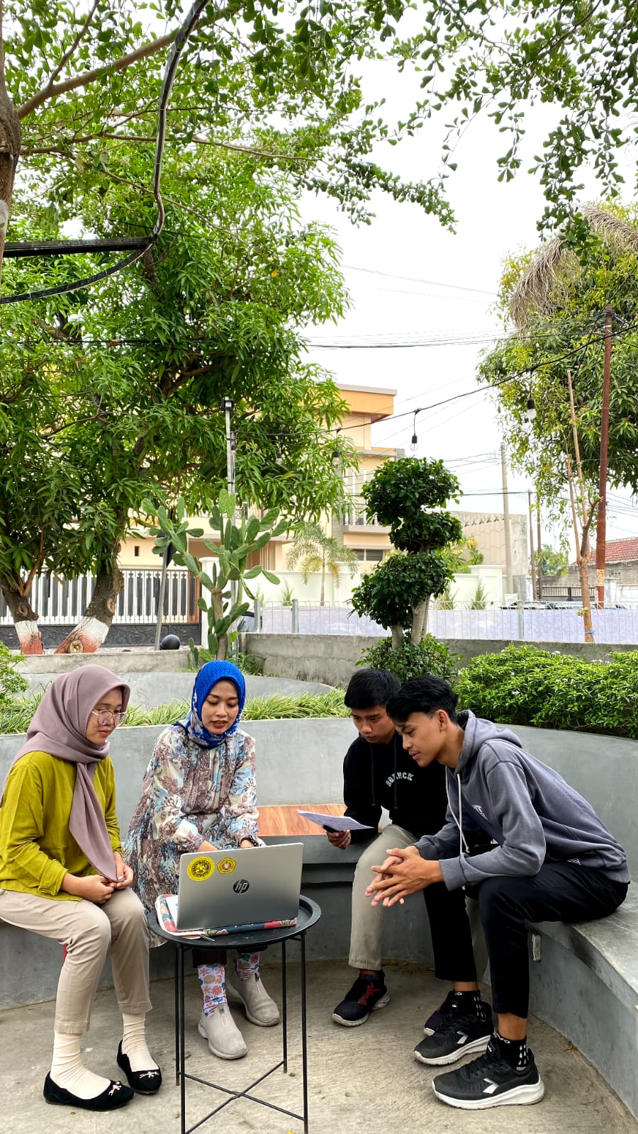 DISKUSI: Tim PKM-RSH Unipma meneliti tretan dhibik dalam penerapan perdagangan batik tulis Madura. (UNIPMA UNTUK RADAR MADIUN)