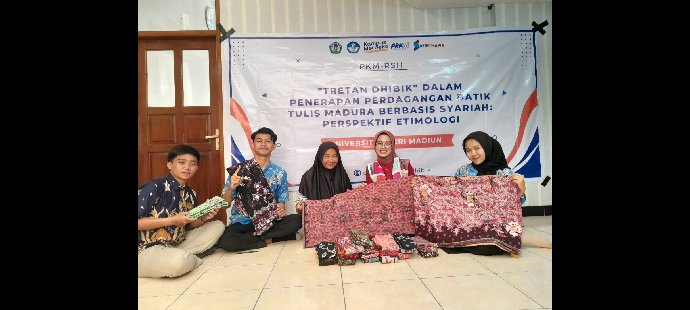 TELITI: Tim PKM-RSH Unipma meneliti tretan dhibik dalam penerapan perdagangan batik tulis Madura. (UNIPMA UNTUK RADAR MADIUN)