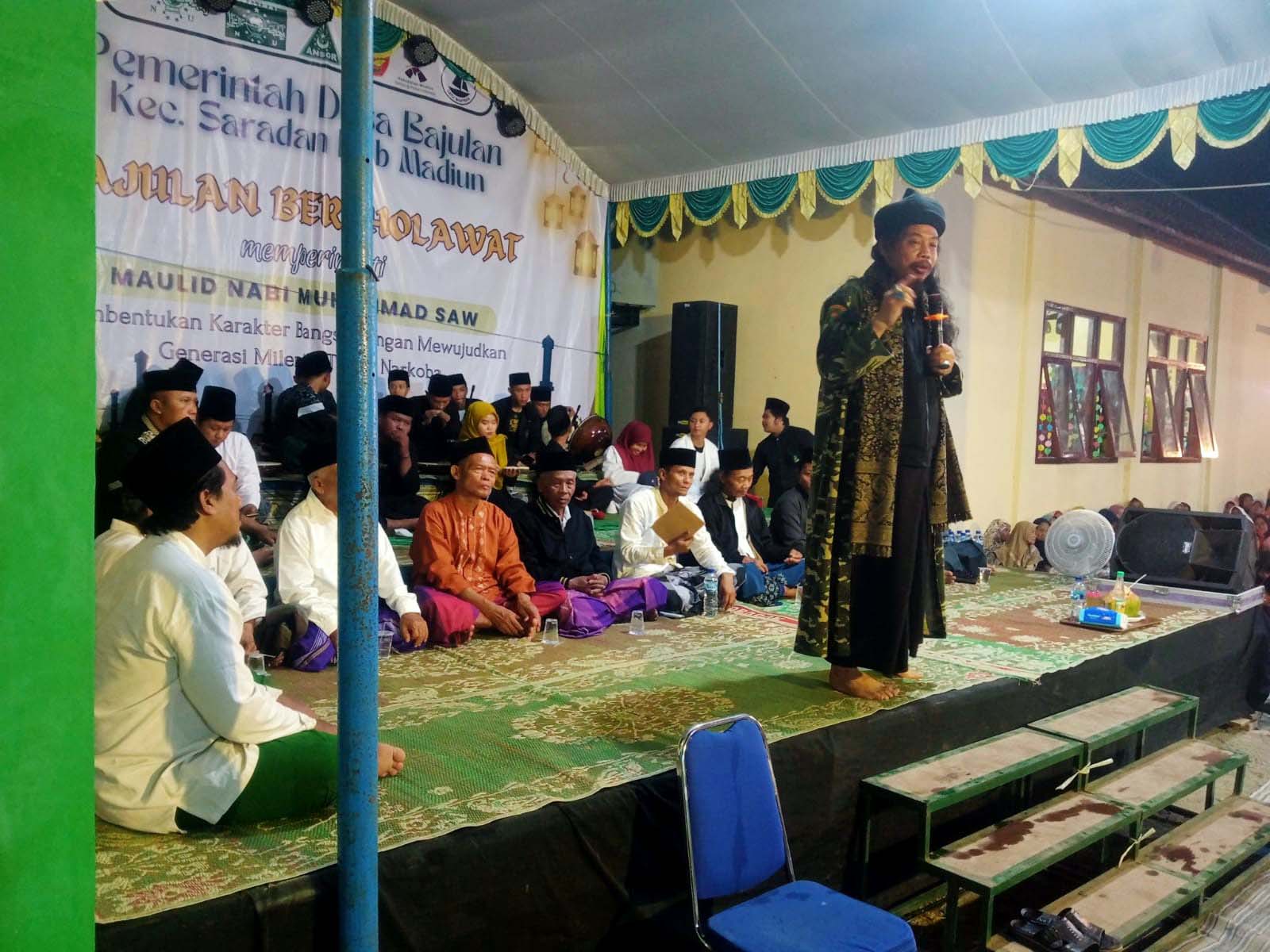 KHIDMAT: Ribuah jamaah bersalawat bersama Abah Sofyan Ras Burhani alias Mbah Jambrong.&nbsp;(PEMDES BAJULAN FOR JAWA POS RADAR CARUBAN)