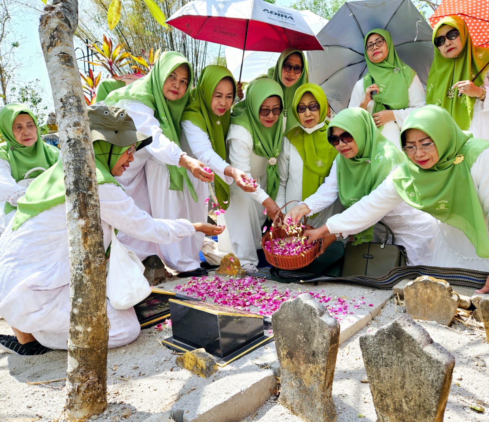 KHIDMAT : Ketua PC Muslimat Nu Ponorogo Hj. Tufi Layli bersama 25 pengurus saat tabur bunga di makam Hj. Umi Halimah, Kelurahan Patihan Wetan, Babadan, Ponorogo Kamis (12/10) lalu.