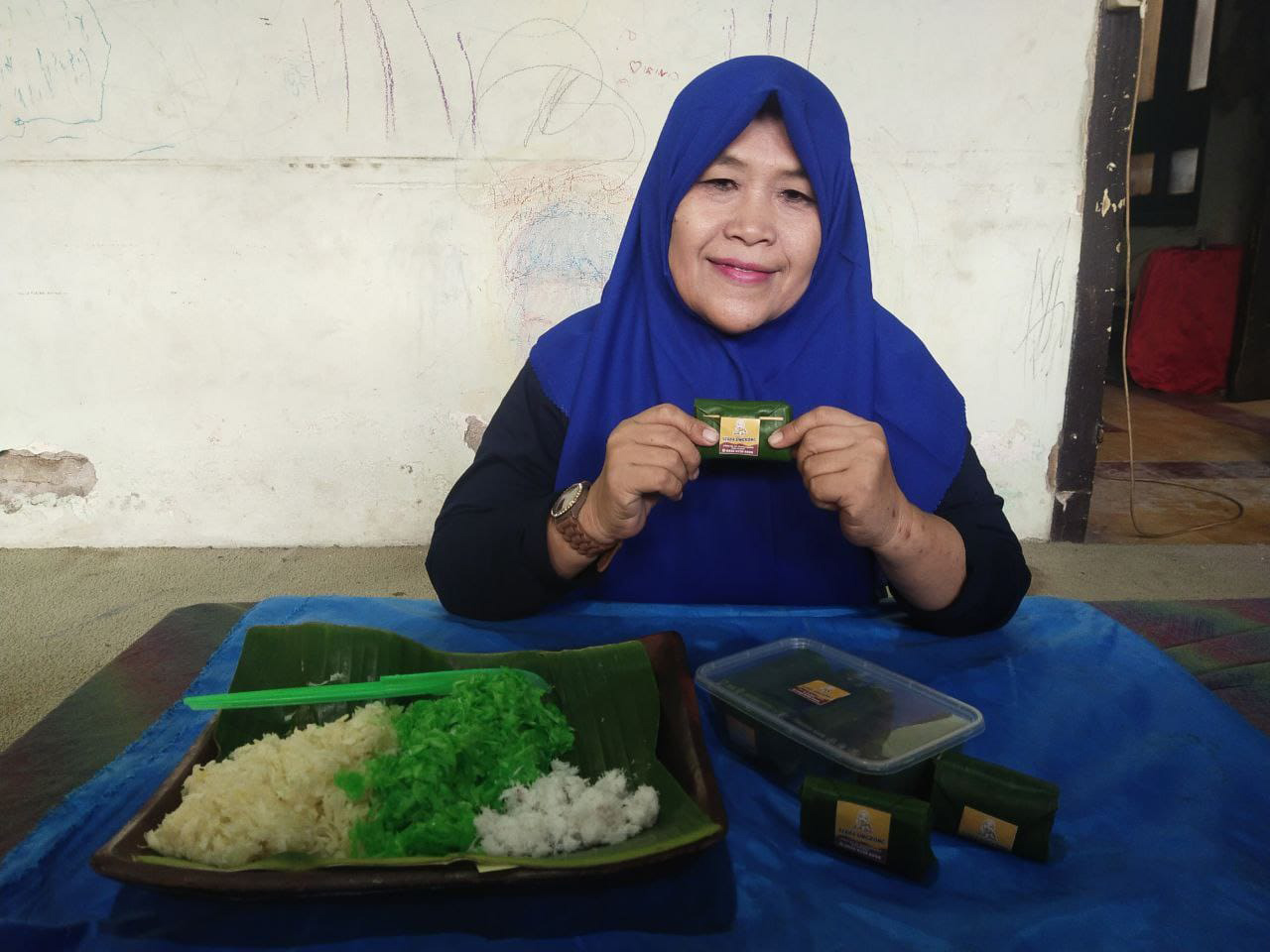 KREATIF: Dewi Chuzaimah telah menekuni usaha kuliner olahan singkong sejak 2019.&nbsp;(ABRIYANTO/JAWA POS RADAR MADIUN)