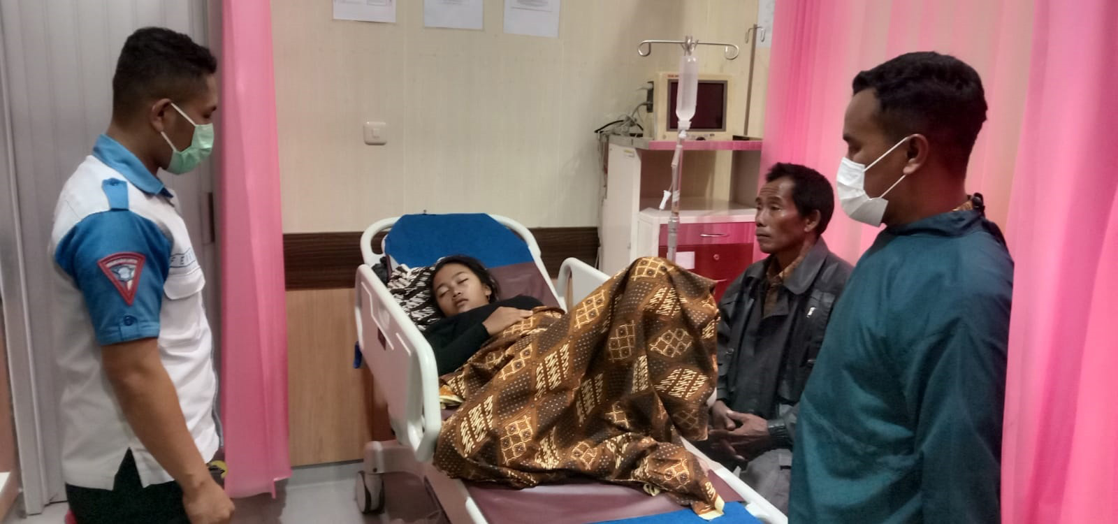 LUKA-LUKA: Salah seorang korban laka lantas di Jalan WR Supratman Pacitan mendapat perawatan di RSUD setempat.&nbsp;(POLRES UNTUK JAWA POS RADAR PACITAN)