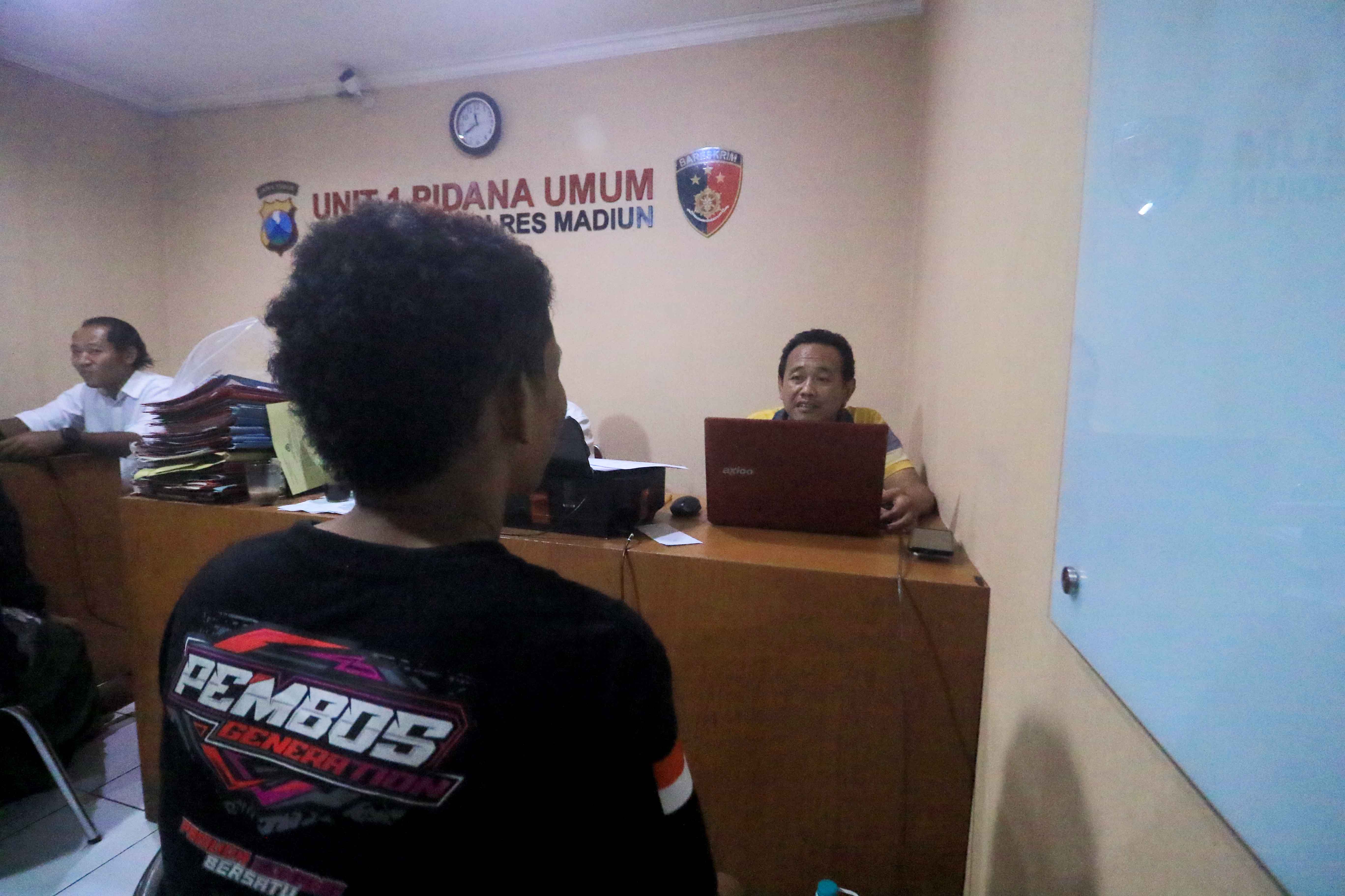 DIPERIKSA: Romadhon pelaku pencurian&nbsp;kotak amal menjalani pemeriksaan&nbsp;di Mapolres Madiun, kemarin (12/10).&nbsp;(BAGUS RAHADI/JAWA POS RADAR CARUBAN)