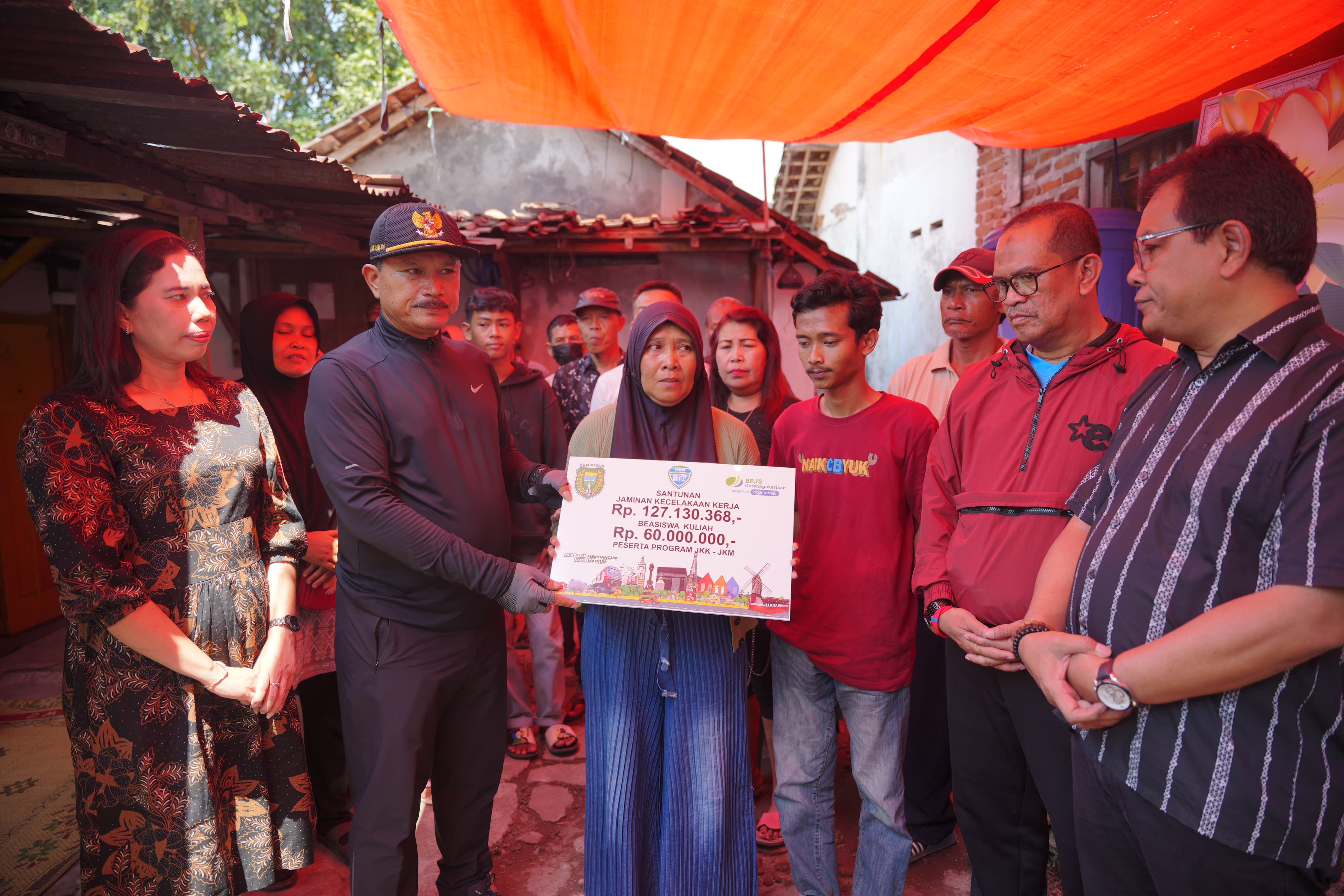 PERLINDUNGAN SOSIAL: Wali kota Maidi menyalurkan santunan JKK-JKM sebesar Rp 127 juta kepada keluarga ahli waris Heru Suryanto, Sabtu (14/10).