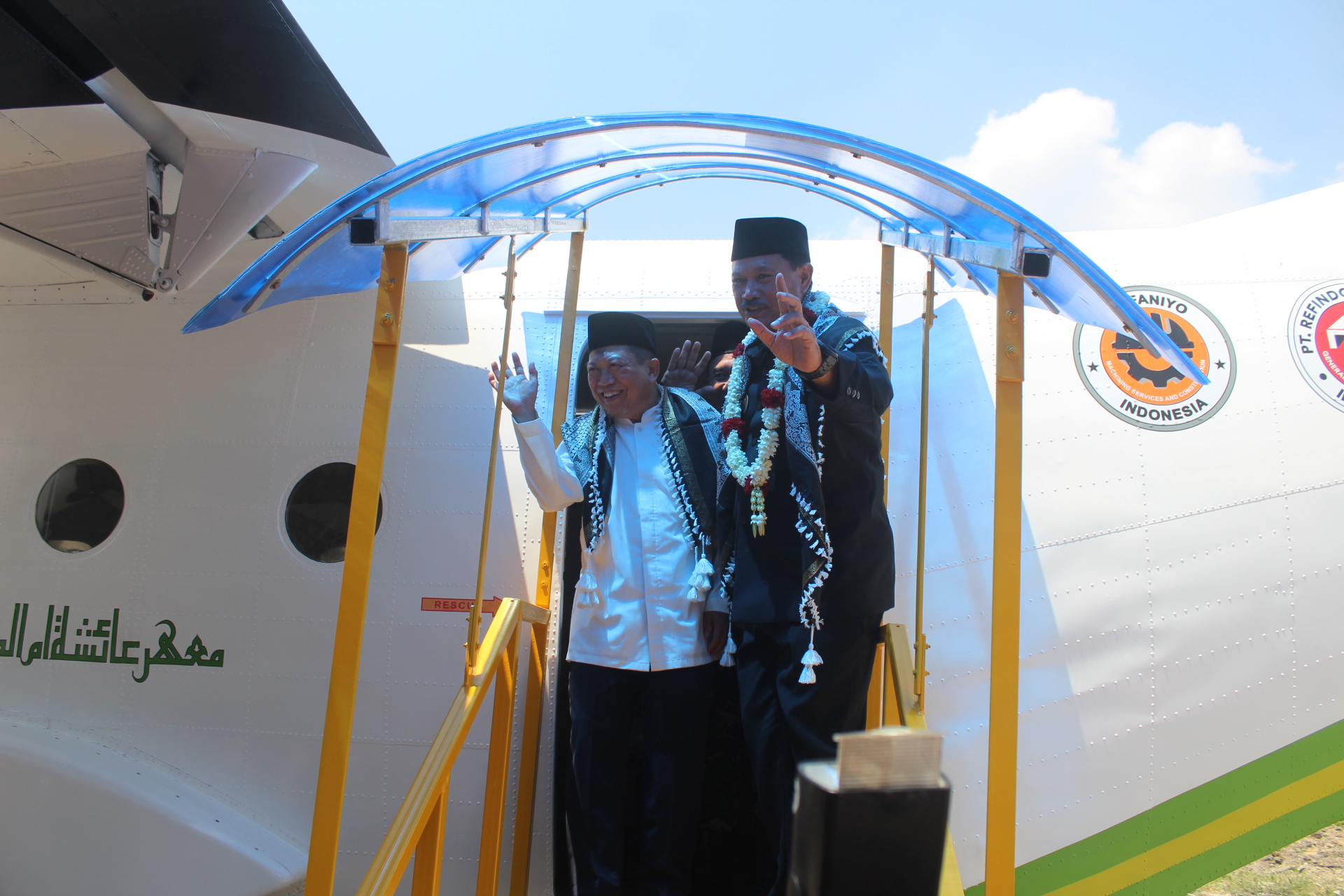 BANGGA: Wali Kota Madiun Maidi bersama Pembina YIPHIM Slamet Oetoyo saat menaiki pesawat Casa C 212 yang merupakan fasilitas dari SD IT A