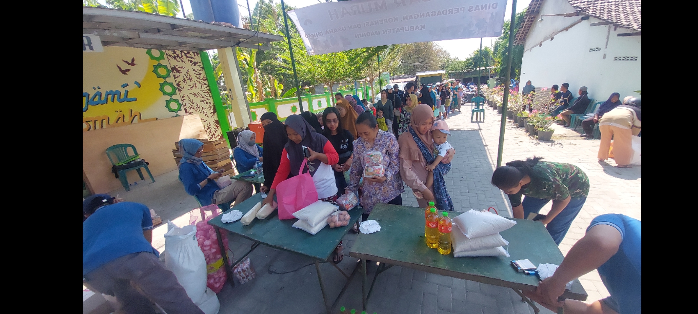 MENGULAR: Antrean warga mengular pada gelaran operasi pasar murah di Desa Sambirejo, Kecamatan Jiwan pada 13 Oktober lalu. (DIAN RAHAYU/RADAR CARUBAN)