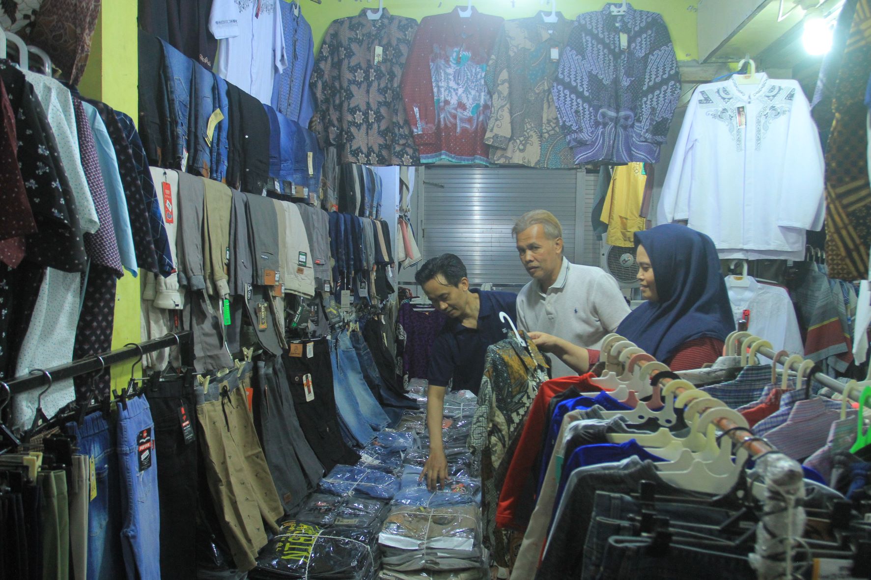 POTONGAN RETRIBUSI: Pemkot Madiun memberikan kebijakan diskon biaya sewa kios seluruh pasar tradisional di Kota Madiun. (BAGAS BIMANTARA/RADAR MADIUN)