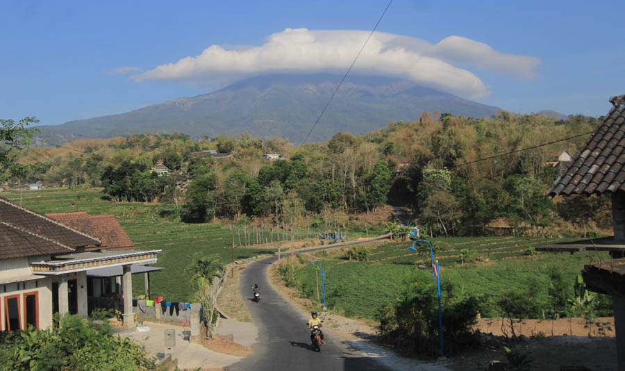 FENOMENA ALAM: Pemandangan Gunung Lawu yang terselimuti awan lenticular dari Kecamatan Plaosan kemarin. (AJI PUTRA/JAWA POS RADAR MAGETAN)