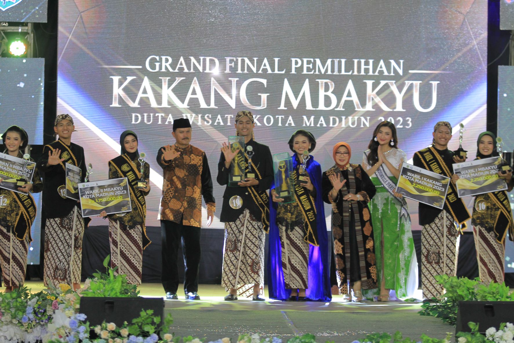 DUTA WISATA: Wali Kota Maidi memberikan reward kepada Zainnur dan Shelo yang terpilih sebagai Kakang-Mbakyu 2023 pada Sabtu malam (14/10).&nbsp;(BAGAS BIMANTARA/RADAR MADIUN)