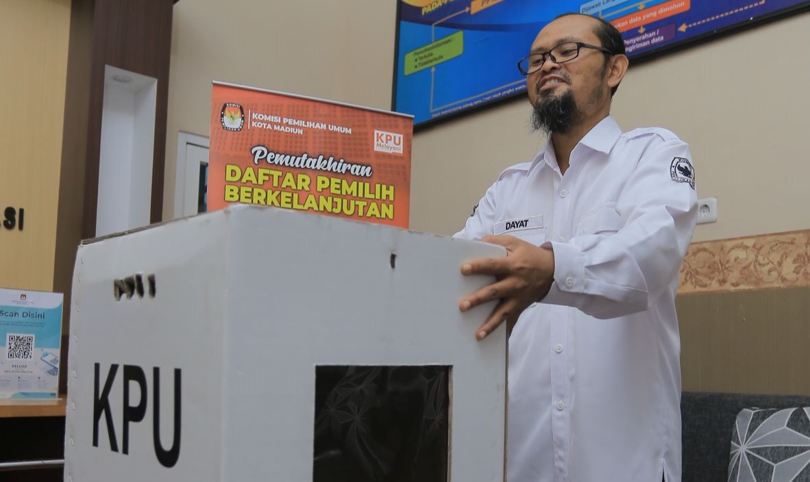KELENGKAPAN PEMILU: Logistik kotak dan bilik suara untuk pemilu 2024 di Kota Madiun bakal disimpan di salah satu bangunan wisma haji. (BAGAS BIMANTARA/RADAR MADIUN)