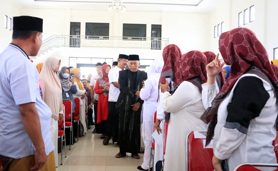 NYANTRI: Bupati Sugiri Sancoko bersama ASN mengenakan pakaian muslim menyambut peringatan Hari Santri.&nbsp; (SUGENG DWI N./JAWA POS RADAR PONOROGO)