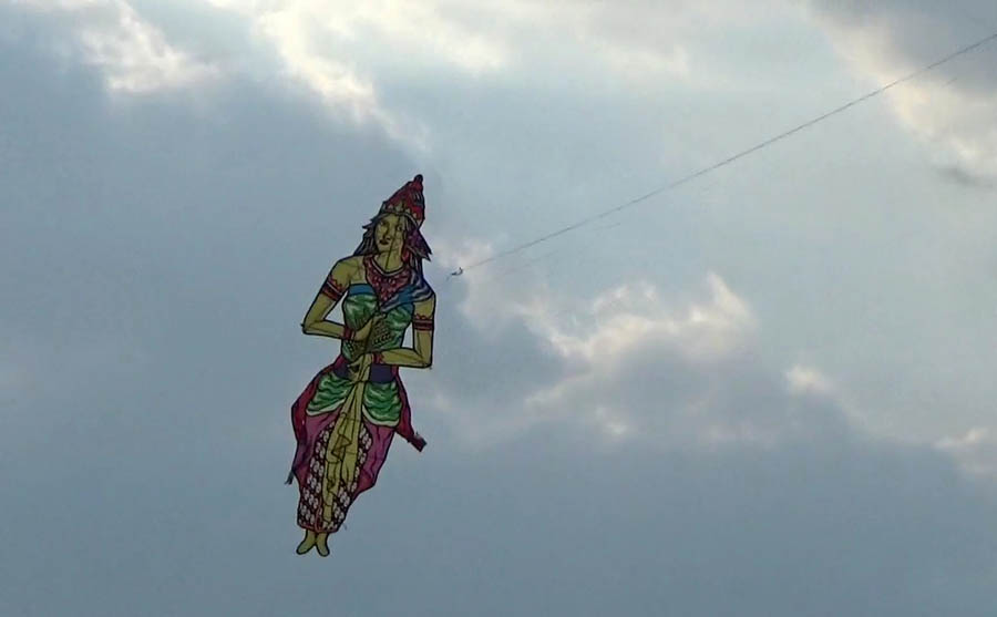 KREATIF: Layang-layang berbentuk naga terbang dalam Festival Layang-Layang Tradisional di Lapangan Desa Sidorejo, Geneng, Ngawi, Minggu (15/10) sore. (ASEP SYAEFUL BACHRI/JAWA POS RADAR NGAWI)