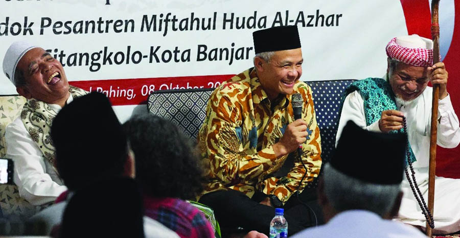 DISAMBUT HANGAT: Ganjar Pranowo berkunjung ke pondok pesantren Miftahul Huda Al Azhar, Kota Banjar, Jawa Barat, pada Minggu (8/10) lalu. (ISTIMEWA)