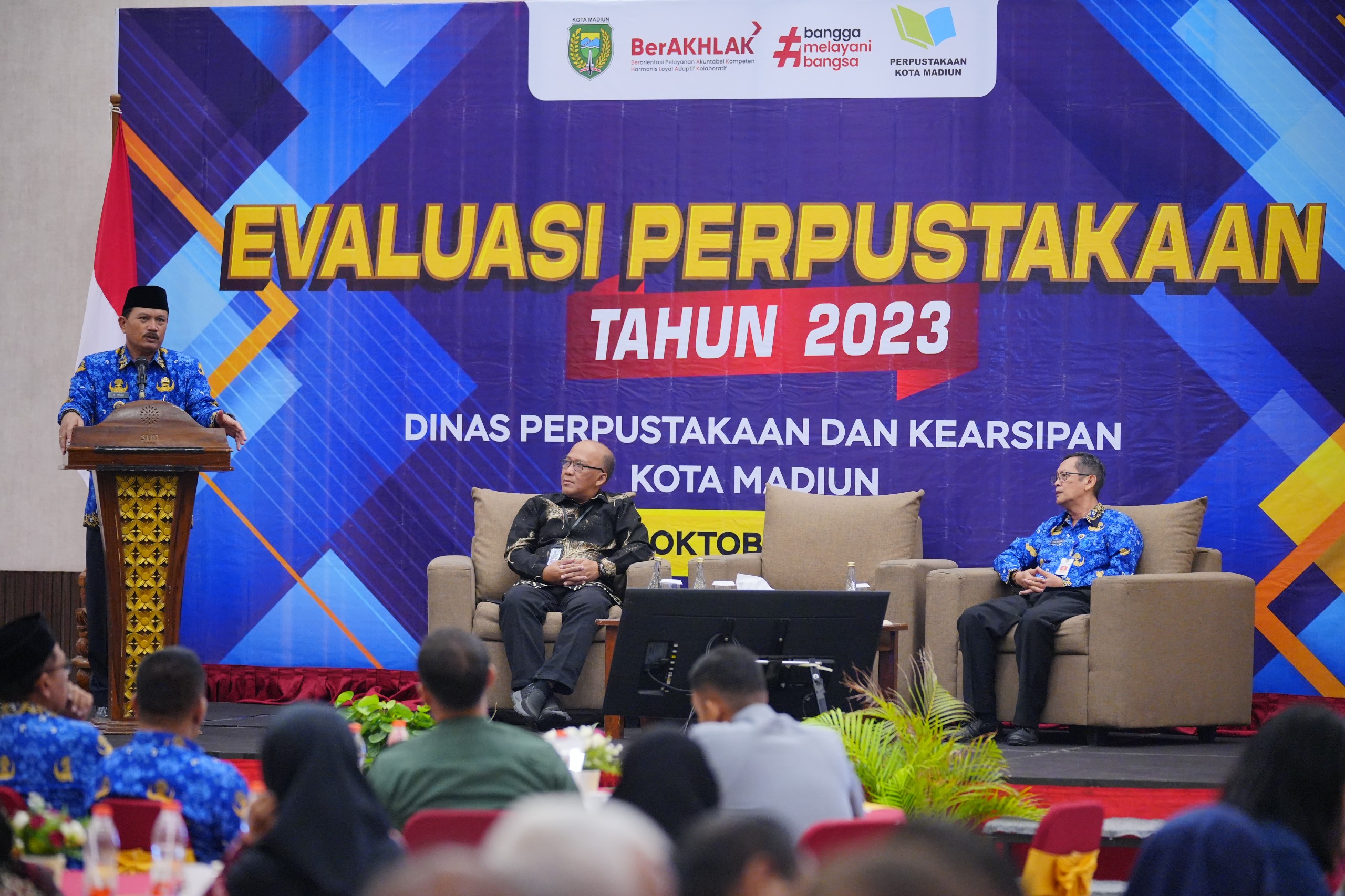 ARAHAN: Wali Kota Maidi mengevaluasi kinerja pengelolaan manajerial dan layanan perpusda kemarin (17/10). (DISKOMINFO UNTUK RADAR MADIUN)