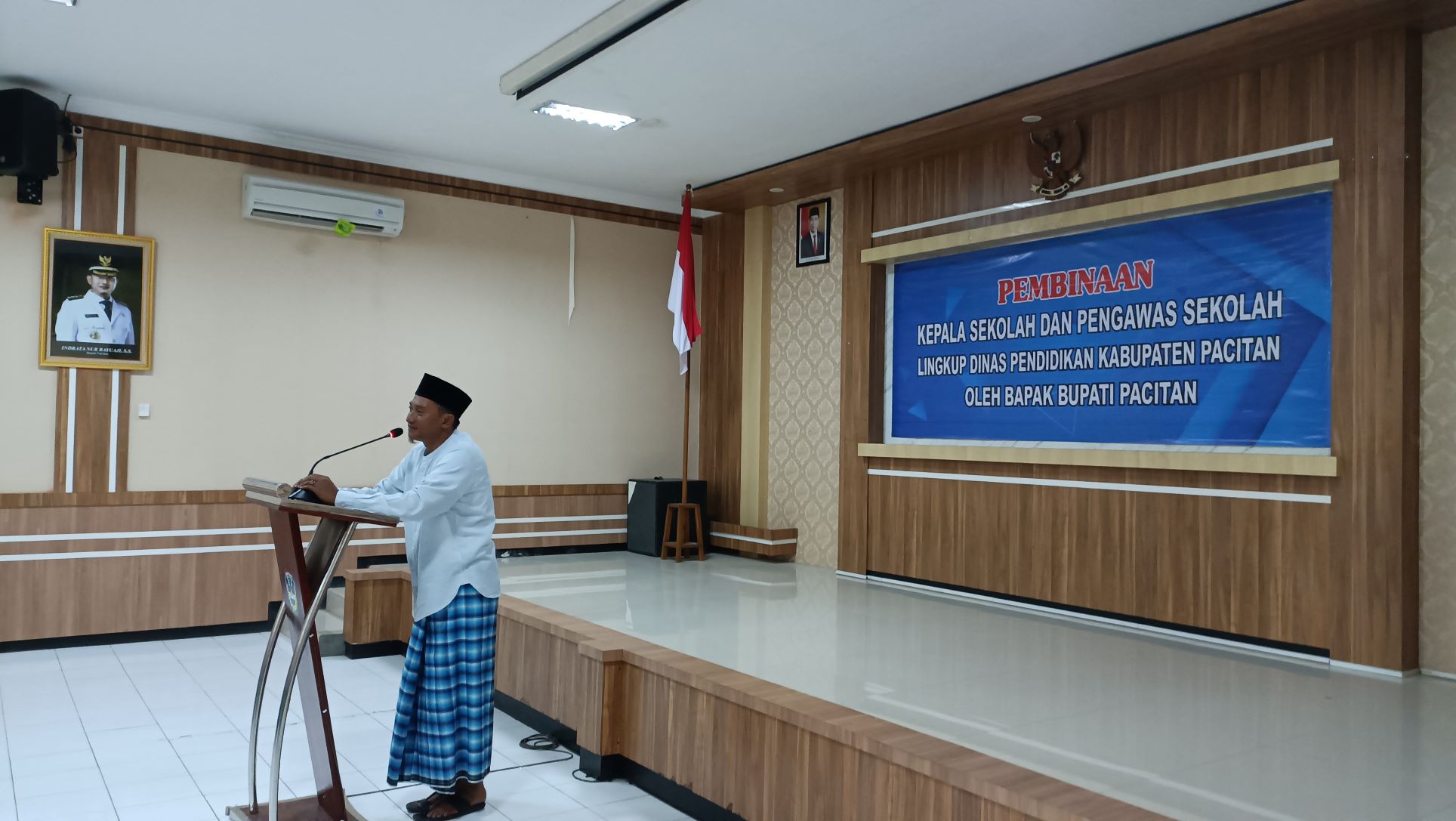 ALA SANTRI: Bupati Pacitan Indrata Nur Bayuaji mengenakan sarung, baju koko dan berkopiah dalam acar pembinaan dan pengawasan kepala sekolah setempat Senin (16/10). (NUR CAHYONO/RADAR PACITAN)