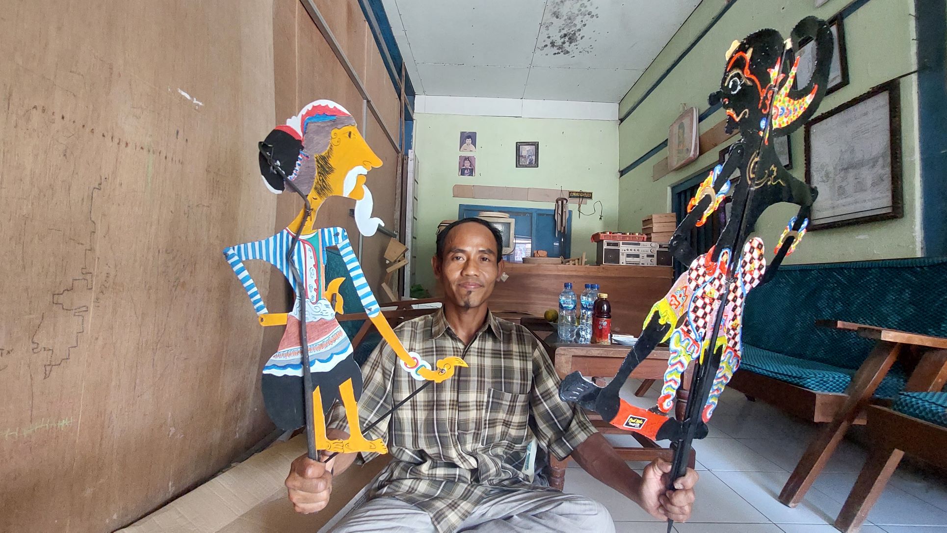 KREATIF: Suprianto, warga Desa Dimong, Kecamatan/Kabupaten Madiun menunjukkan wayang dari kardus buatannya.&nbsp;(DIAN RAHAYU/RADAR CARUBAN)