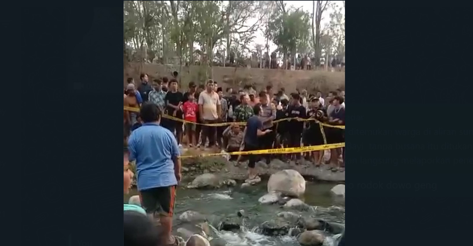 SIAPA PELAKUNYA: Penemuan mayat bayi di sungai Desa Karangan, Kecamatan Badegan, Ponorogo, Senin (16/10) sore. (ISTIMEWA)