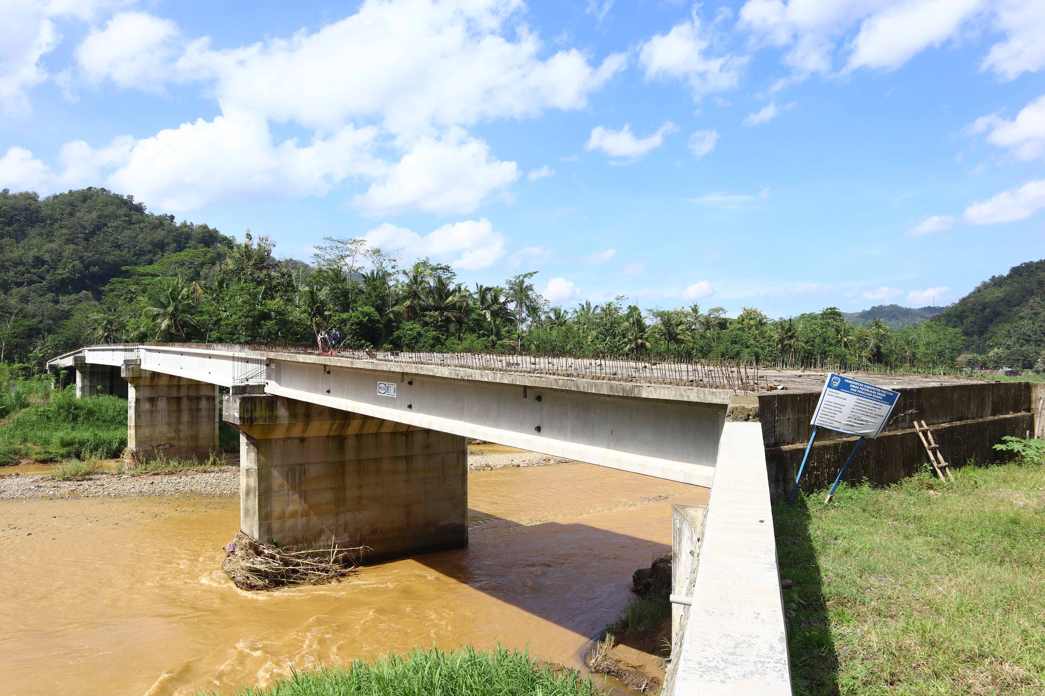 DITUNTASKAN: Kondisi proyek pembangunan Jembatan Gunungsari, Arjosari, Pacitan, beberapa waktu lalu. Saat ini progresnya mencapai 80-90 persen. (NUR CAHYONO/RADAR PACITAN)