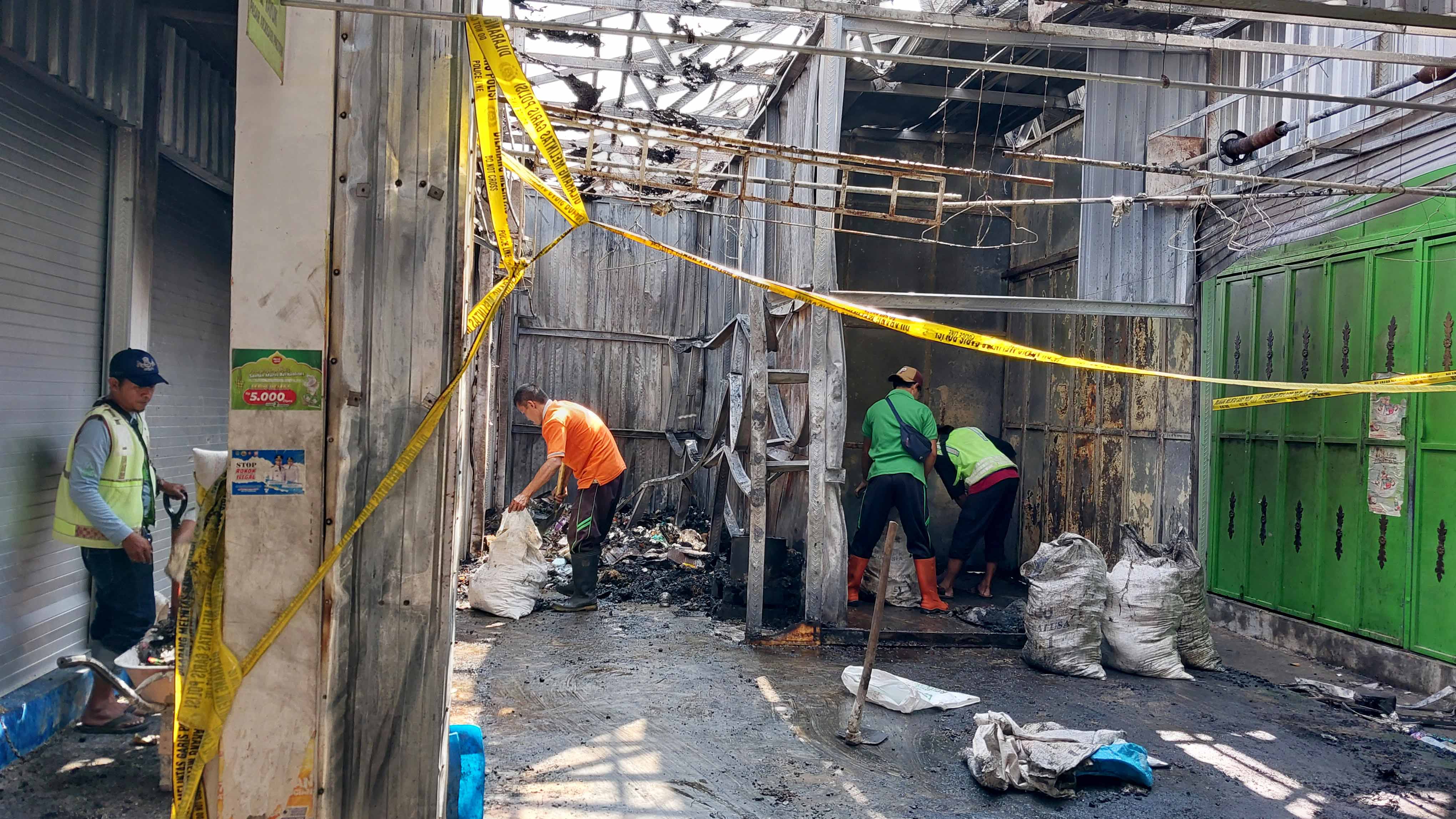ENAM BULAN: Kondisi sejumlah kios di Pasar Arjosari, Pacitan, setelah kebakaran Mei lalu. Renovasi akan dimulai pekan depan.&nbsp;(DOKUMEN/JAWA POS RADAR PACITAN)