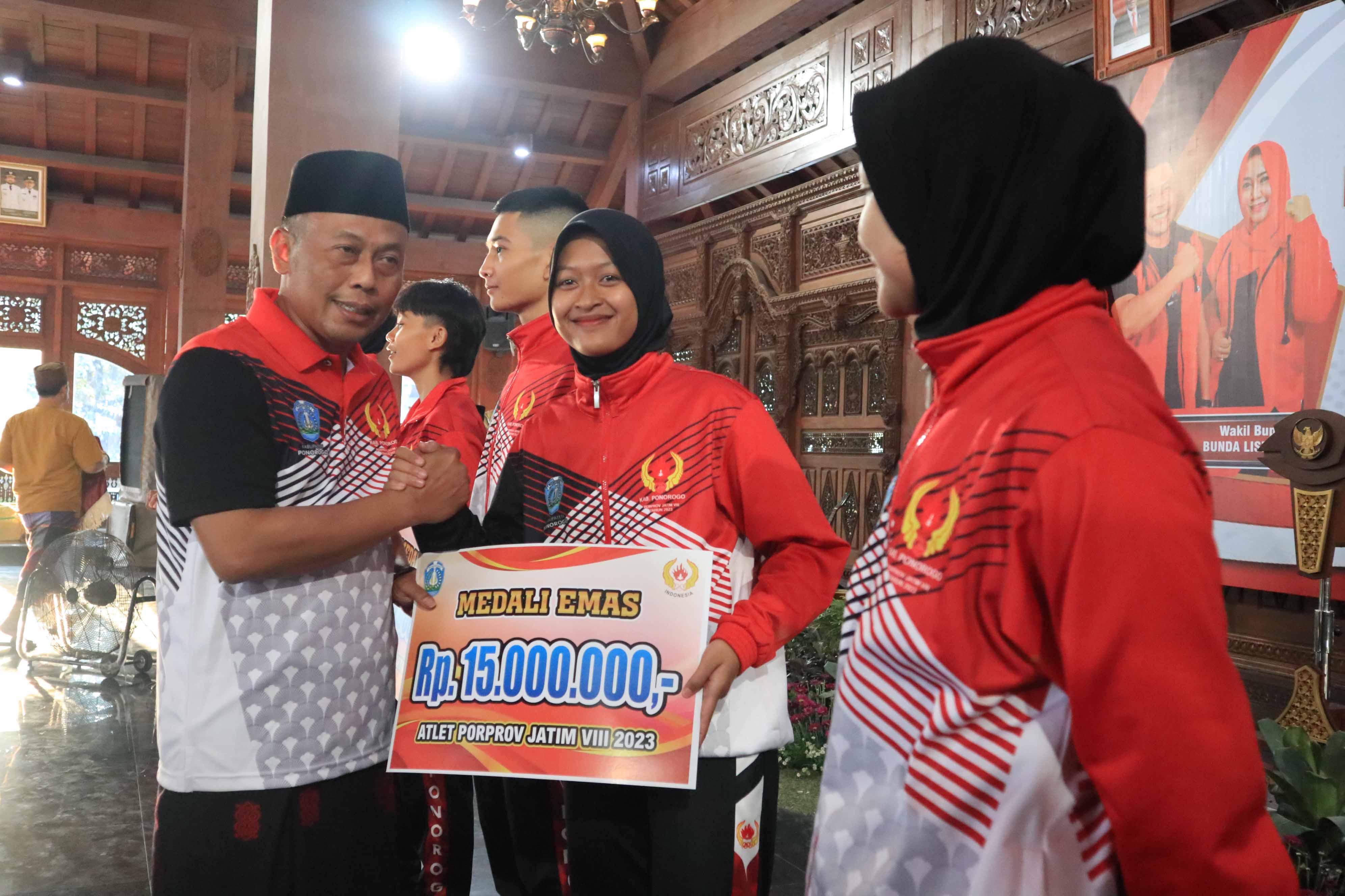 APRESIASI: Bupati Sugiri Sancoko menyerahkan bonus pada altet peraih medali Porprov VIII 2023 di Pendapa Ponorogo kemarin (18/10).&nbsp;(SUGENG DWI N./JAWA POS RADAR PONOROGO)