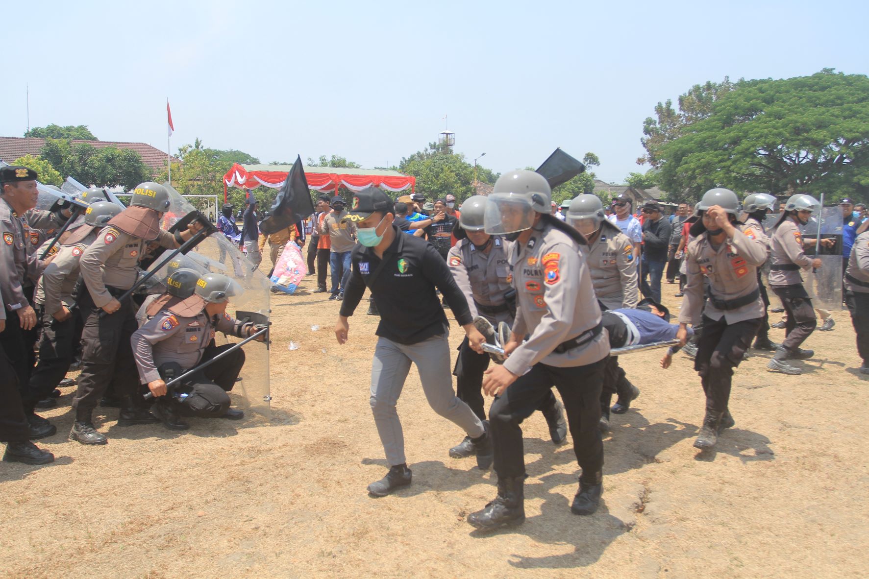 RICUH: Polres Madiun Kota menggelar simulasi sispamkota pengamanan Pemilu 2024 di Mako Kompi II Batalyon C Pelopor Satbrimob Polda Jatim, Selasa (17/10). (BAGAS BIMANTARA/RADAR MADIUN)