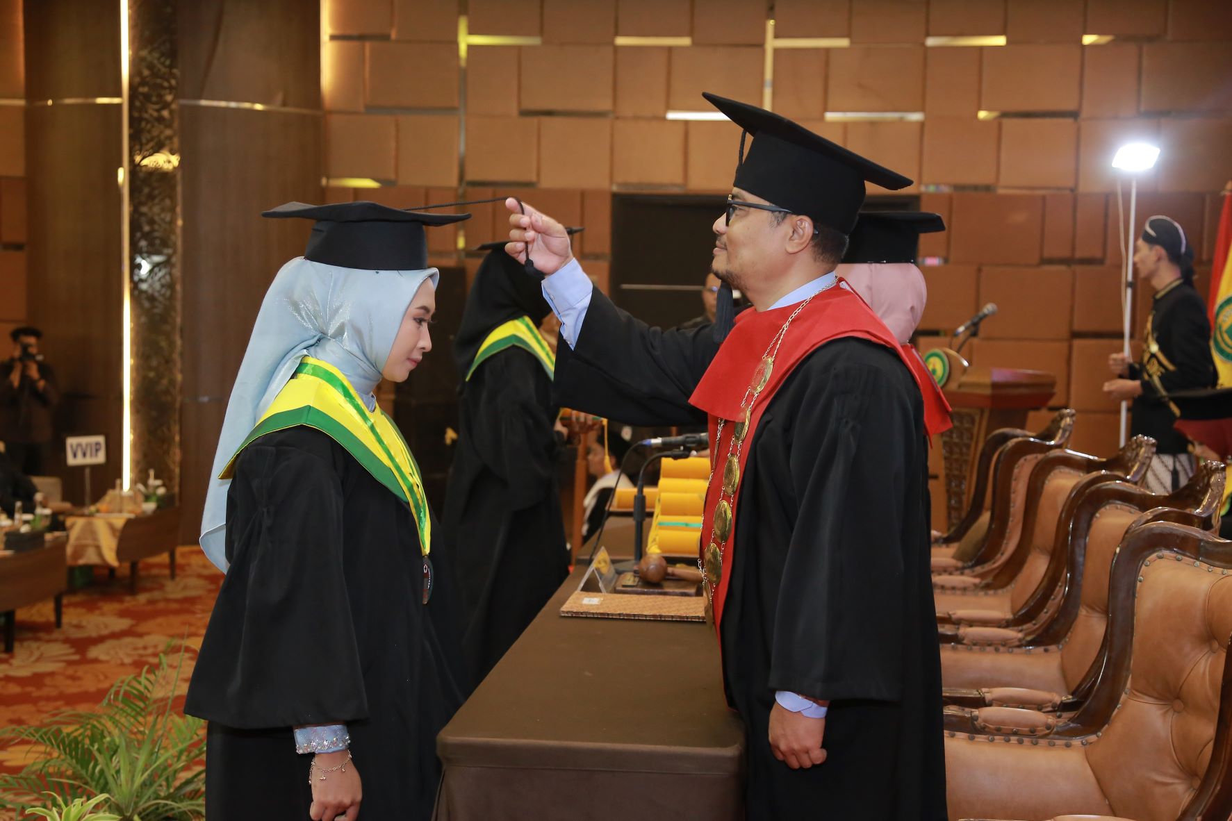 SELAMAT: Ketua Stikes BHM Madiun Zaenal Abidin memimpin prosesi wisuda terhadap ratusan mahasiswanya, Selasa (17/10).
