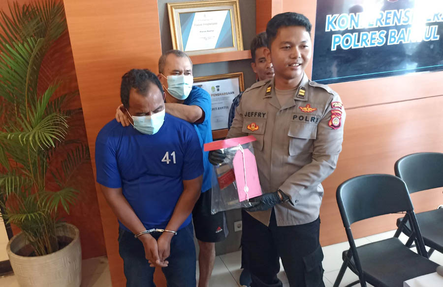 Jajaran Polres Bantul saat menunjukkan barang bukti dan menghadirkan tersangka di Mapolres Bantul, Rabu (18/10). (Gregorius Bramantyo/Radar Jogja)