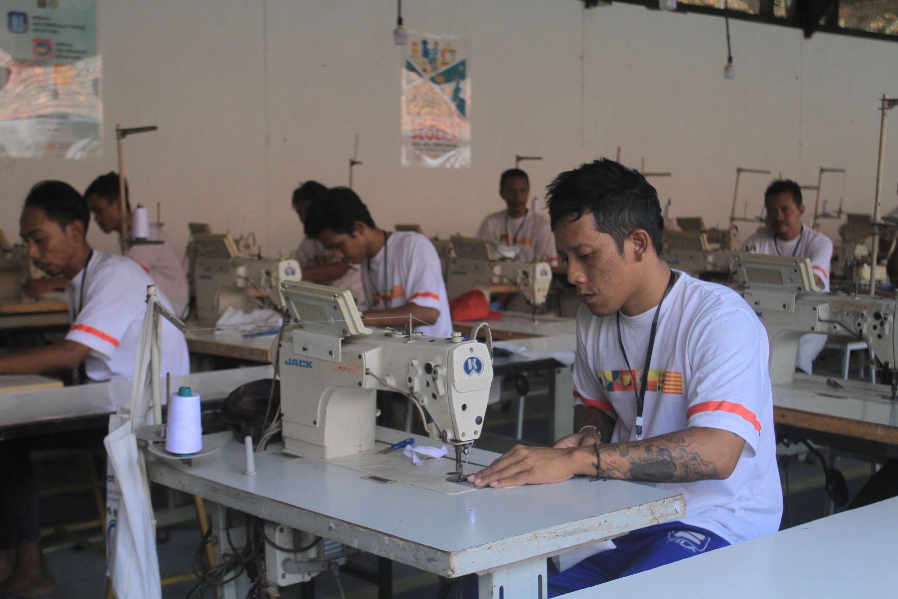 TELATEN: Sejumlah narapida Lapas Kelas I Madiun berlatih keterampilan menjahit. (BAGAS BIMANTARA/RADAR MADIUN)