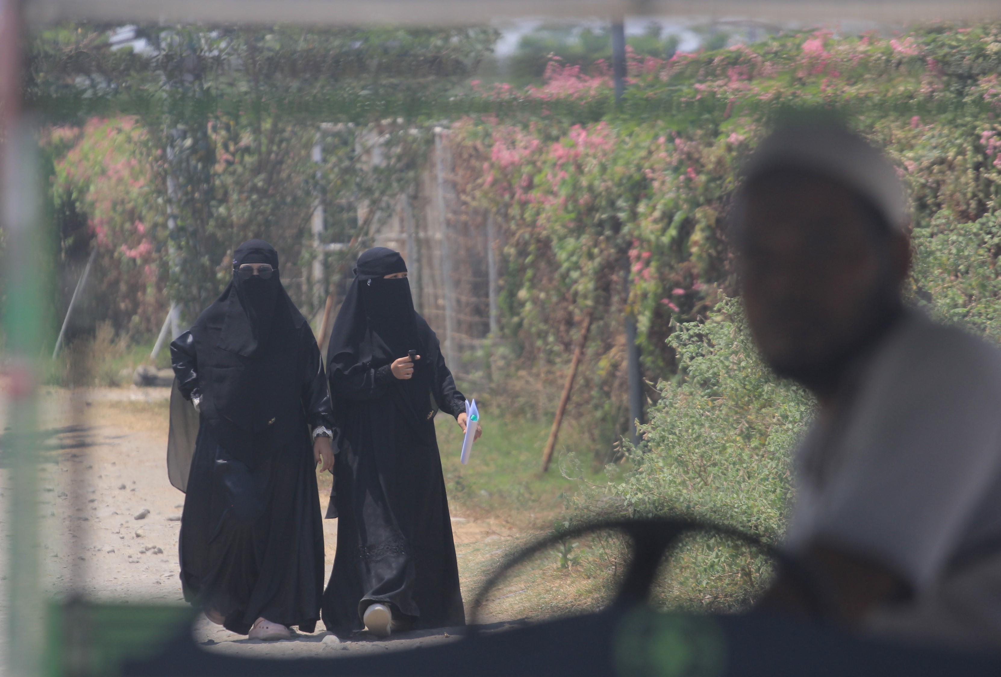 ISLAMI:&nbsp;Aktivitas sejumlah santri putri di Ponpes Al Fatah, Desa Temboro, Karas, kemarin.&nbsp;(AJI PUTRA/JAWA POS RADAR MAGETAN)
