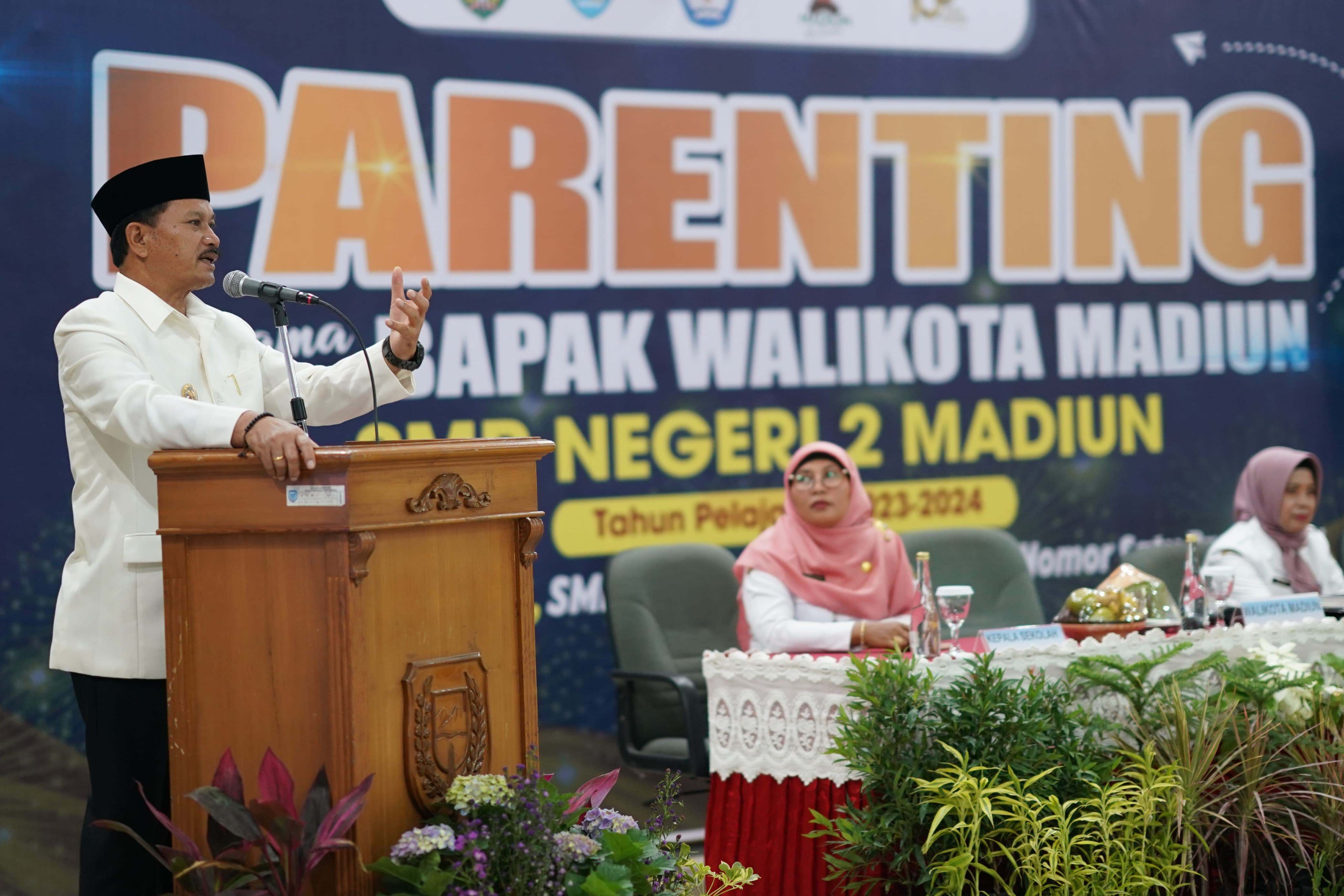 SOSIALISASI: Wali Kota Madiun Maidi memberikan pembekalan parenting kepada para orang tua siswa di SMPN 2 dan SMPN 13 beberapa waktu lalu. (DISKOMINFO KOTA MADIUN)