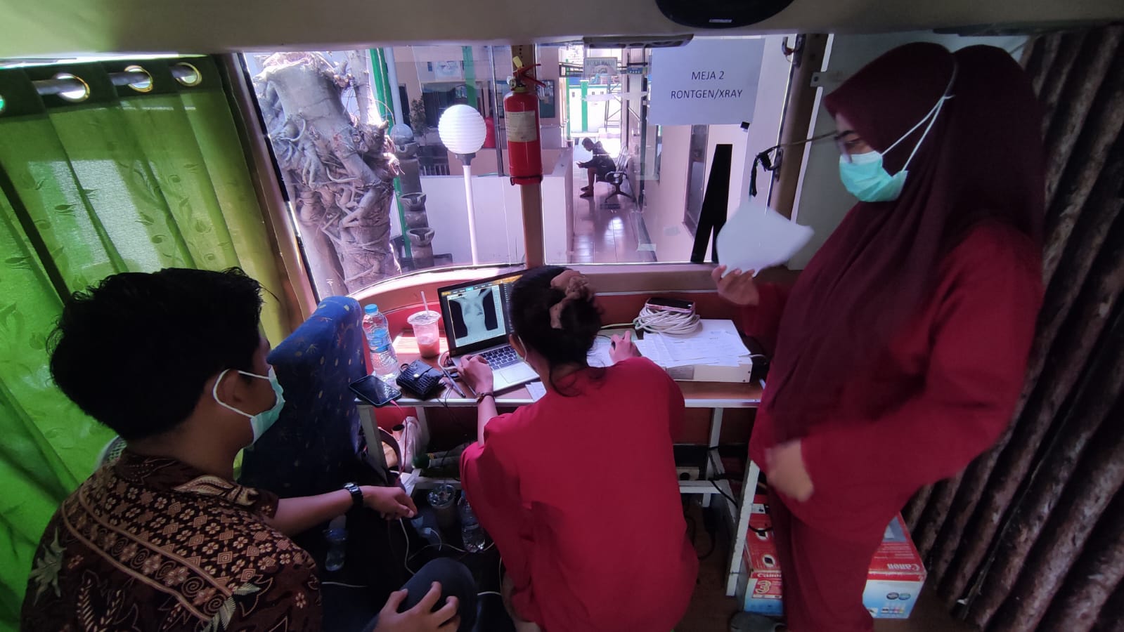 RONTGEN GRATIS: Program skrining dan pencegahan TBC melayani rontgen gratis untuk masyarakat Pangkur dan sekitarnya. (SATRIO JATI WASKITO/RADAR NGAWI)